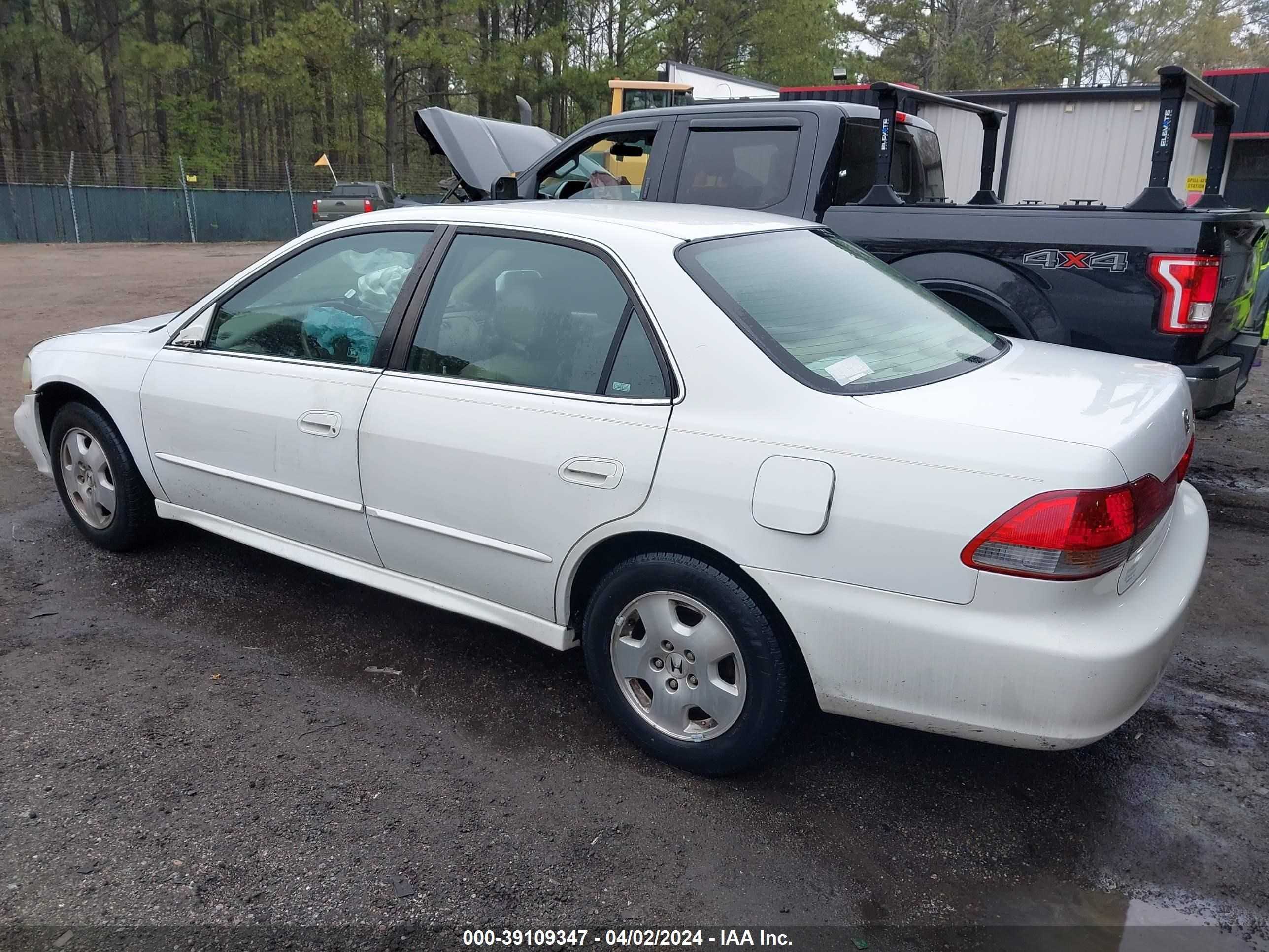 Photo 2 VIN: 1HGCG16512A010584 - HONDA ACCORD 