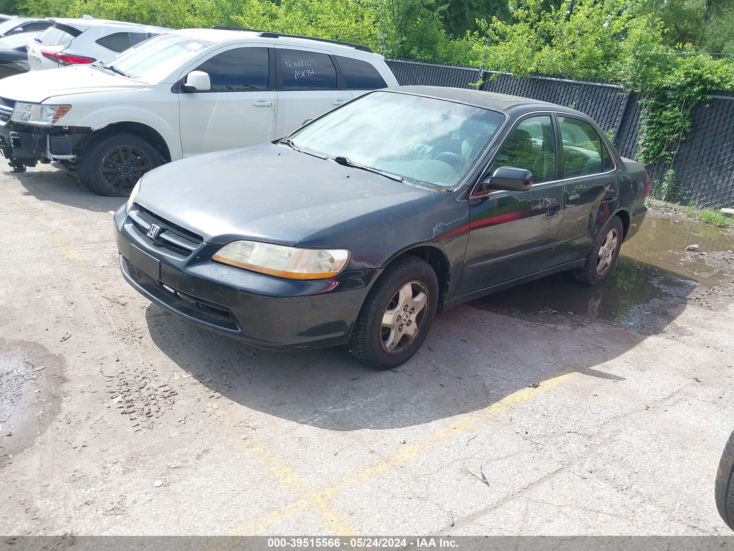 Photo 1 VIN: 1HGCG1651WA071813 - HONDA ACCORD 