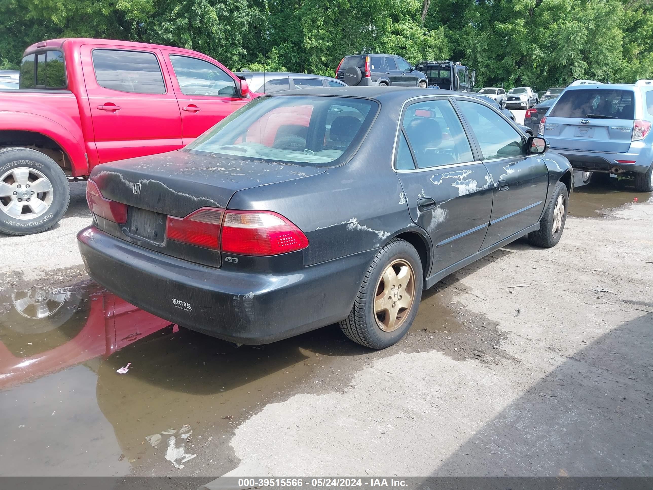 Photo 3 VIN: 1HGCG1651WA071813 - HONDA ACCORD 