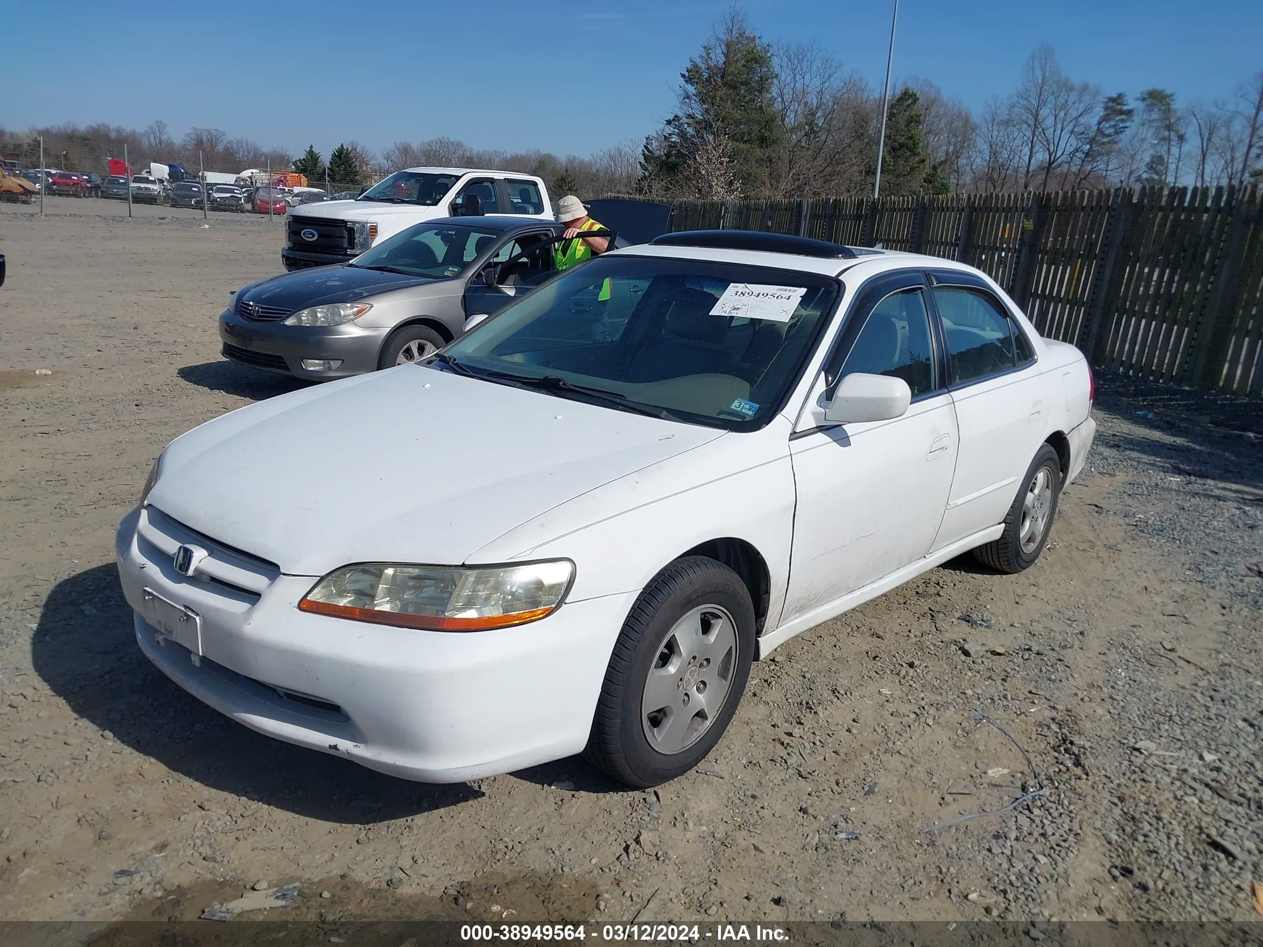 Photo 1 VIN: 1HGCG1651YA011016 - HONDA ACCORD 