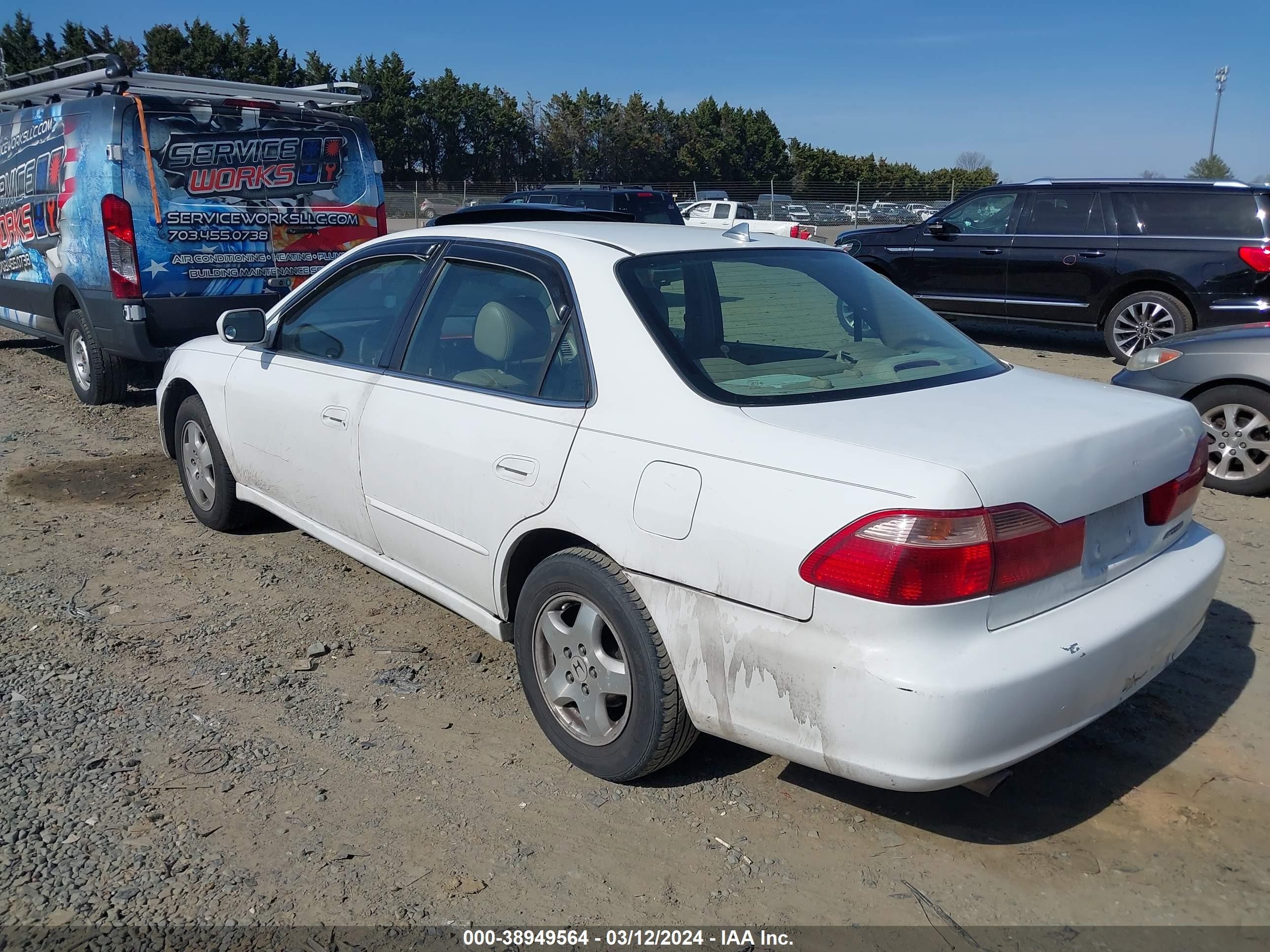 Photo 2 VIN: 1HGCG1651YA011016 - HONDA ACCORD 