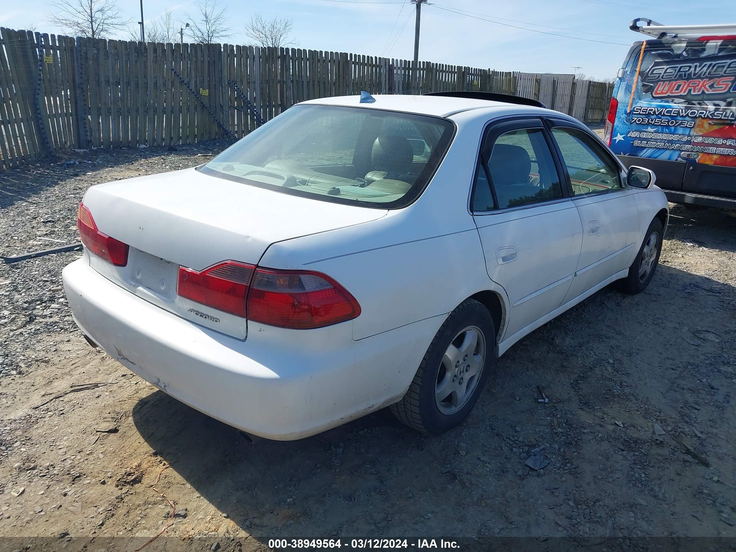 Photo 3 VIN: 1HGCG1651YA011016 - HONDA ACCORD 