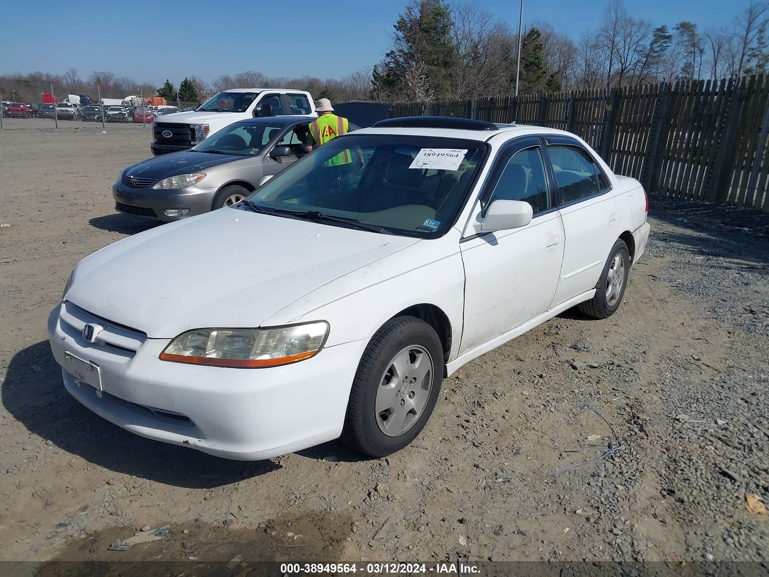 Photo 5 VIN: 1HGCG1651YA011016 - HONDA ACCORD 