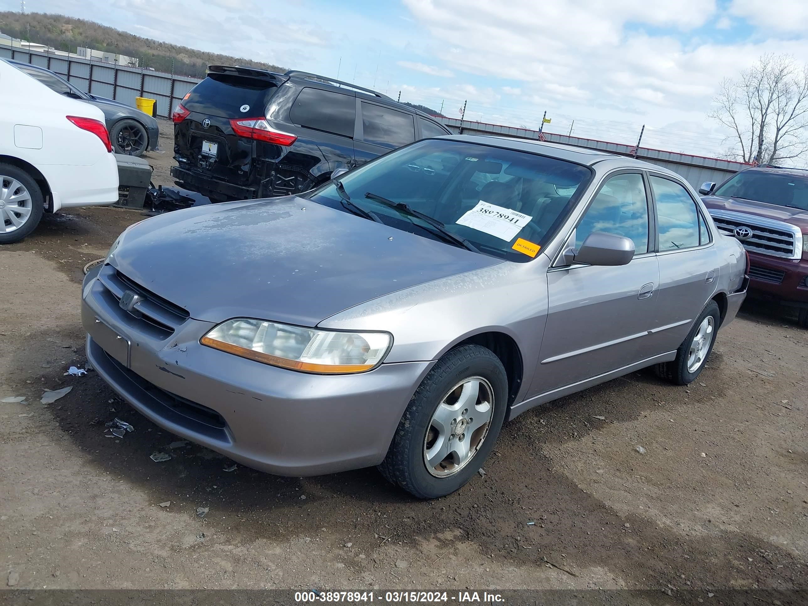 Photo 1 VIN: 1HGCG1651YA075332 - HONDA ACCORD 