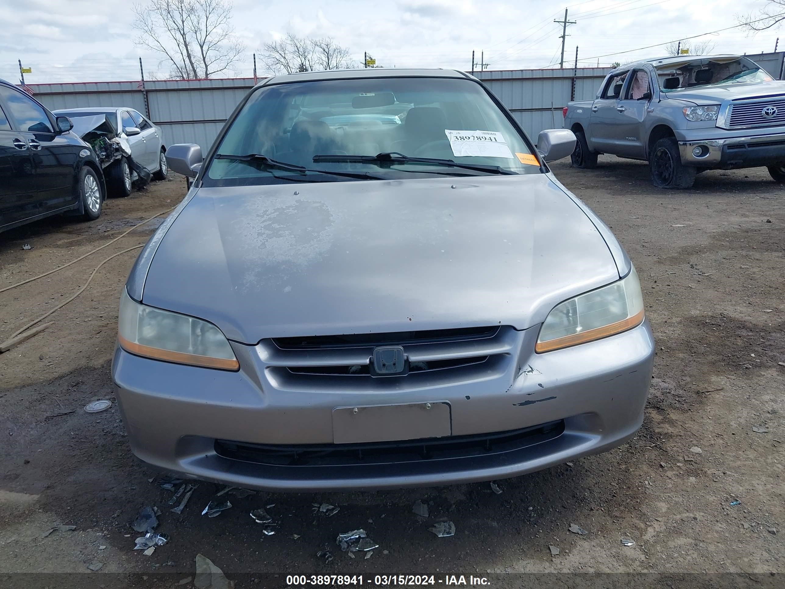 Photo 11 VIN: 1HGCG1651YA075332 - HONDA ACCORD 