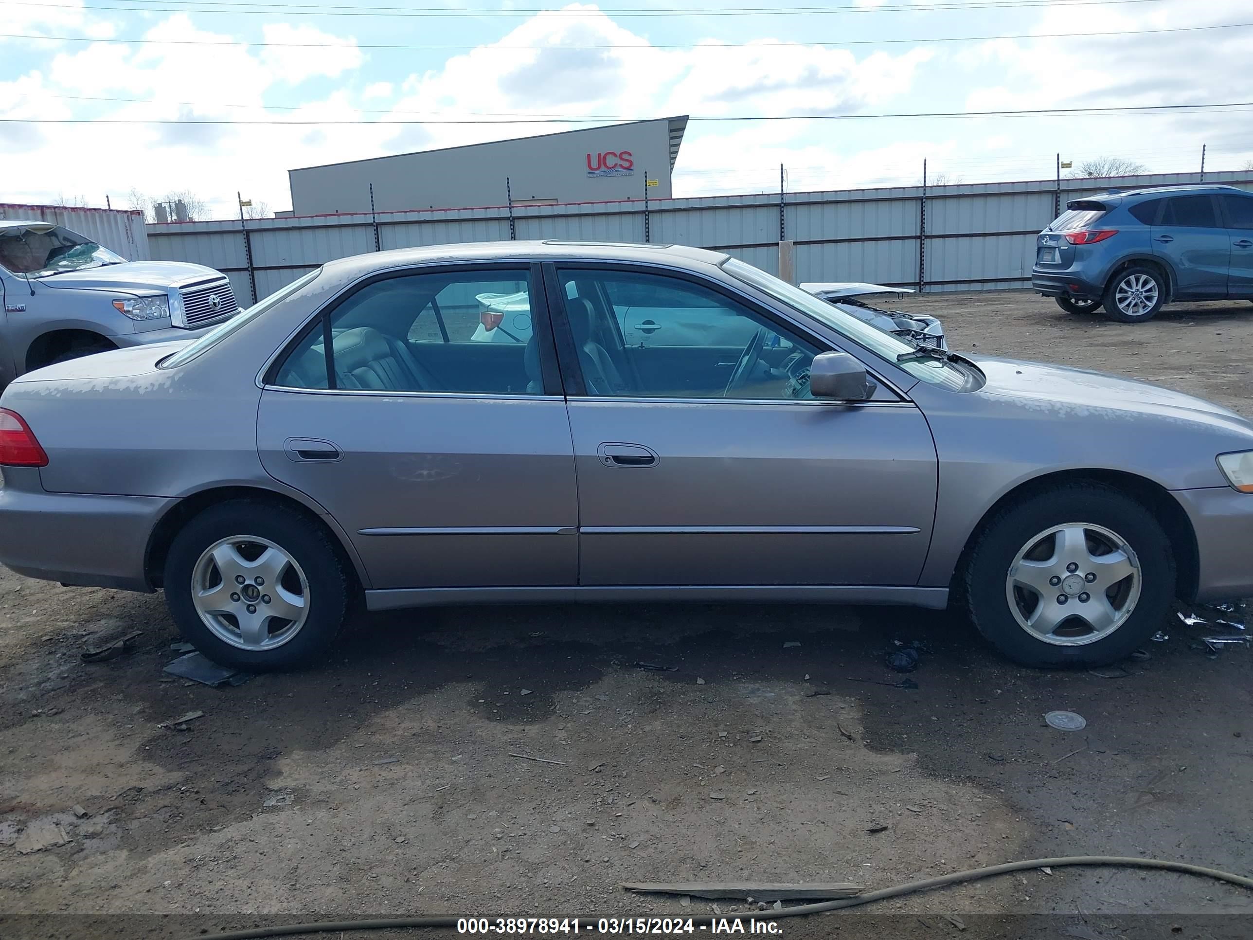 Photo 12 VIN: 1HGCG1651YA075332 - HONDA ACCORD 