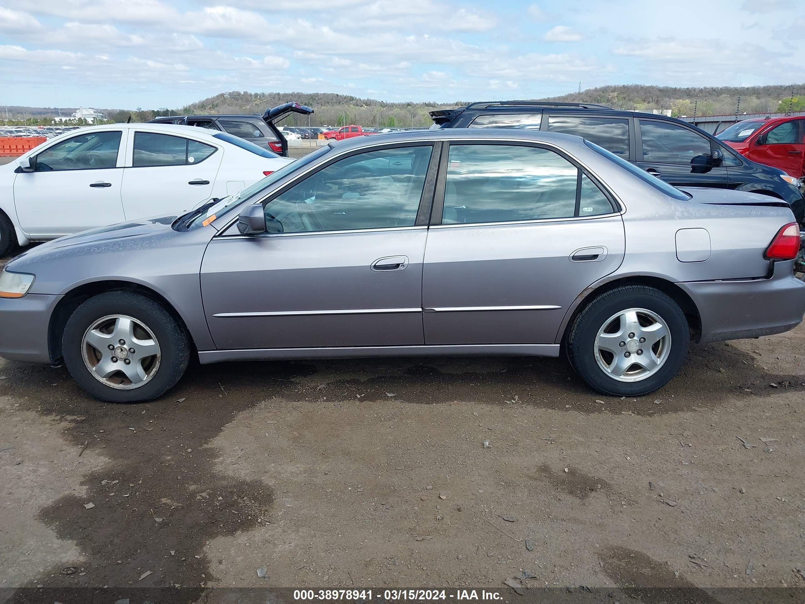 Photo 13 VIN: 1HGCG1651YA075332 - HONDA ACCORD 