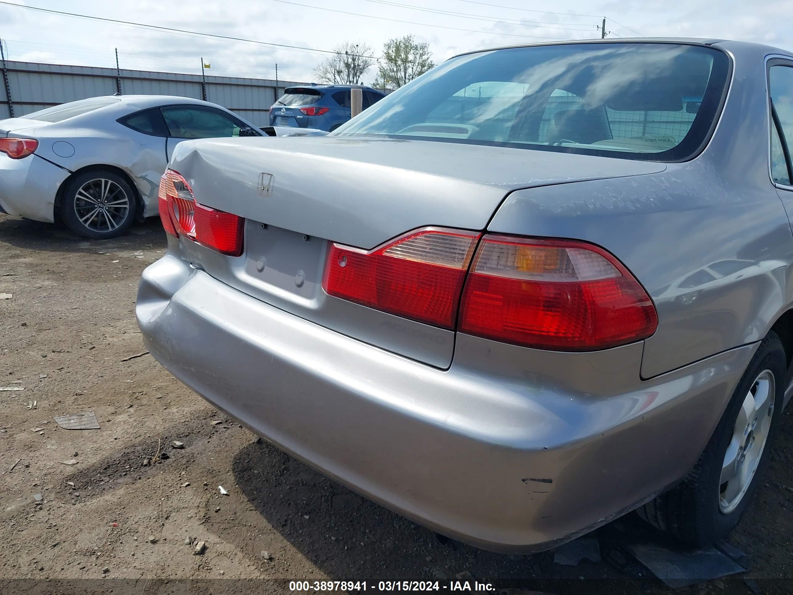 Photo 16 VIN: 1HGCG1651YA075332 - HONDA ACCORD 