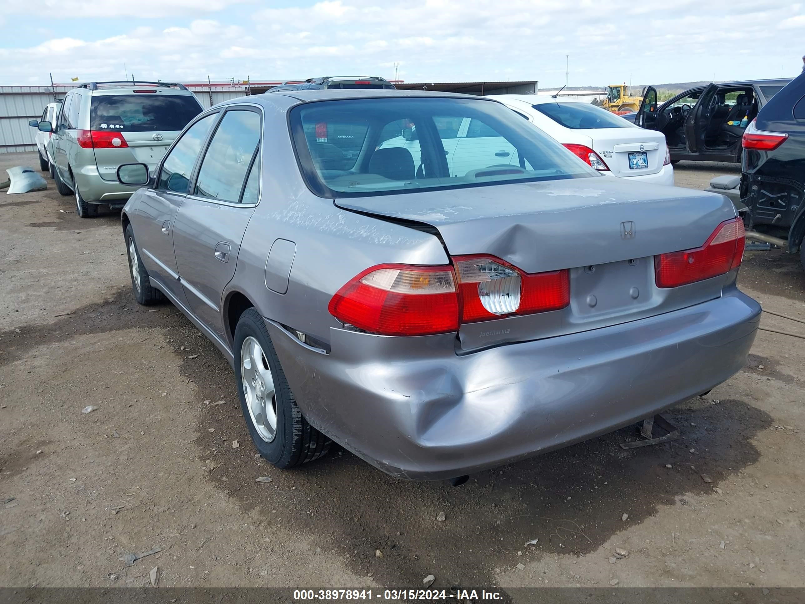 Photo 2 VIN: 1HGCG1651YA075332 - HONDA ACCORD 