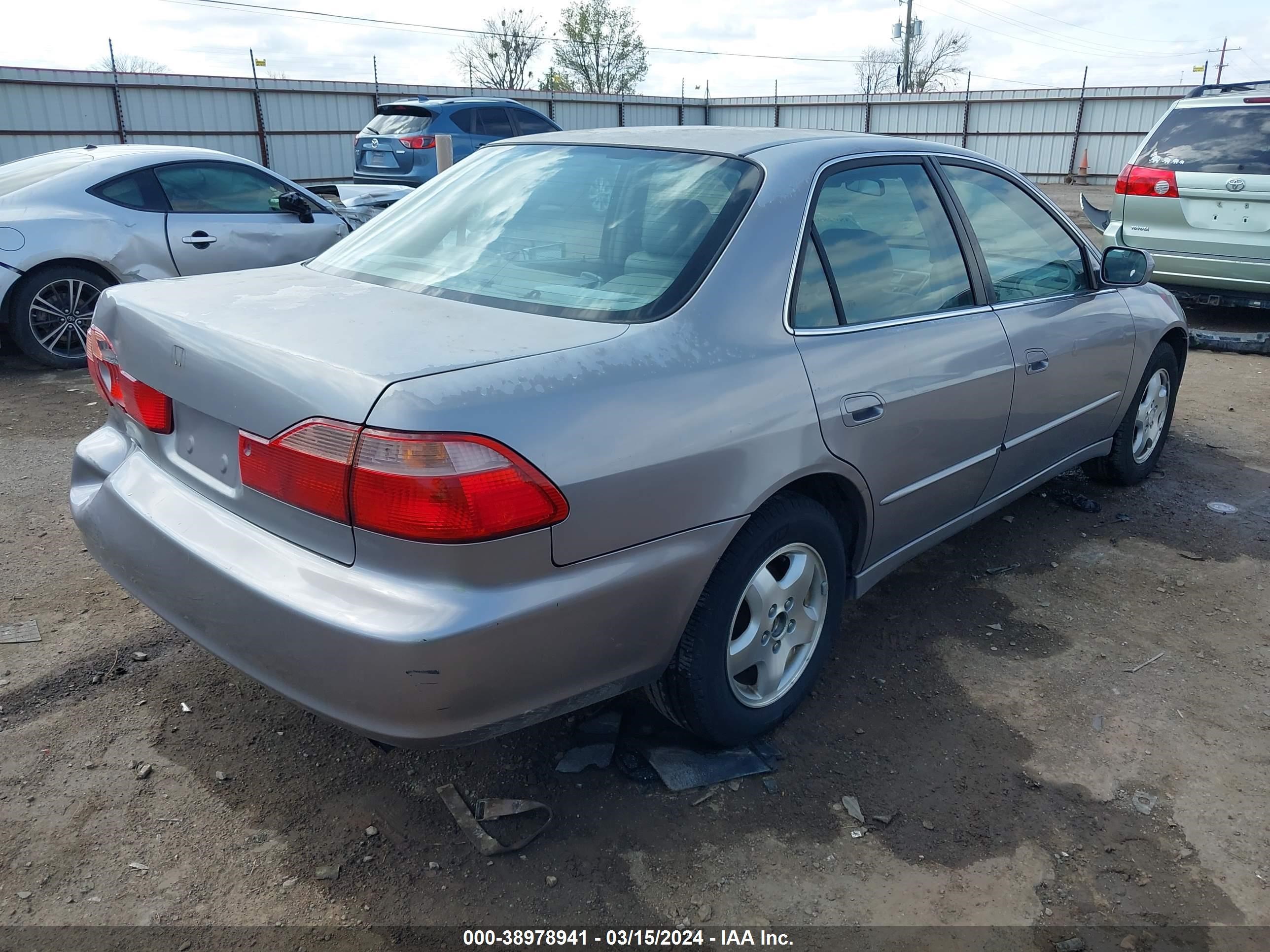 Photo 3 VIN: 1HGCG1651YA075332 - HONDA ACCORD 