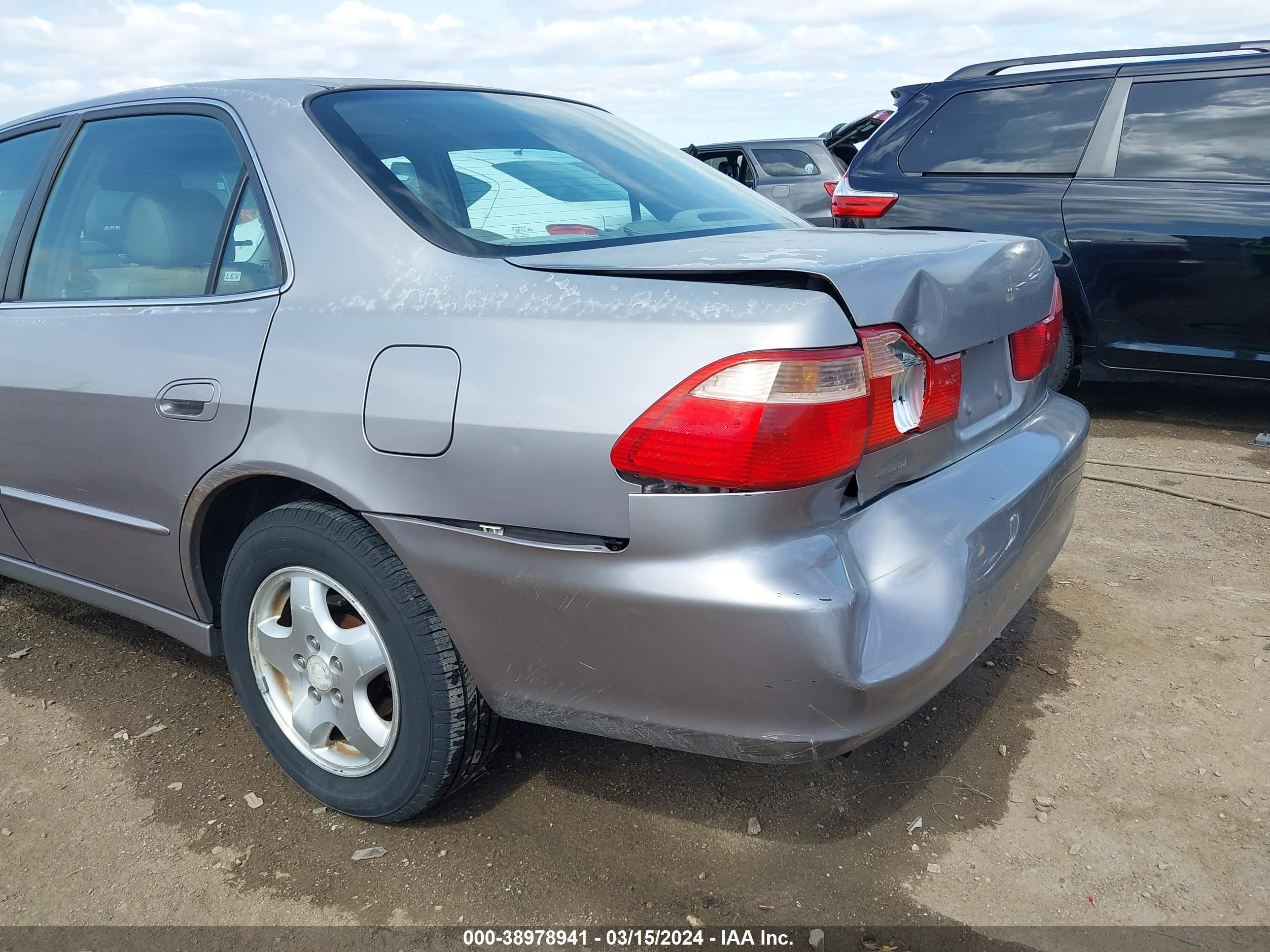 Photo 5 VIN: 1HGCG1651YA075332 - HONDA ACCORD 