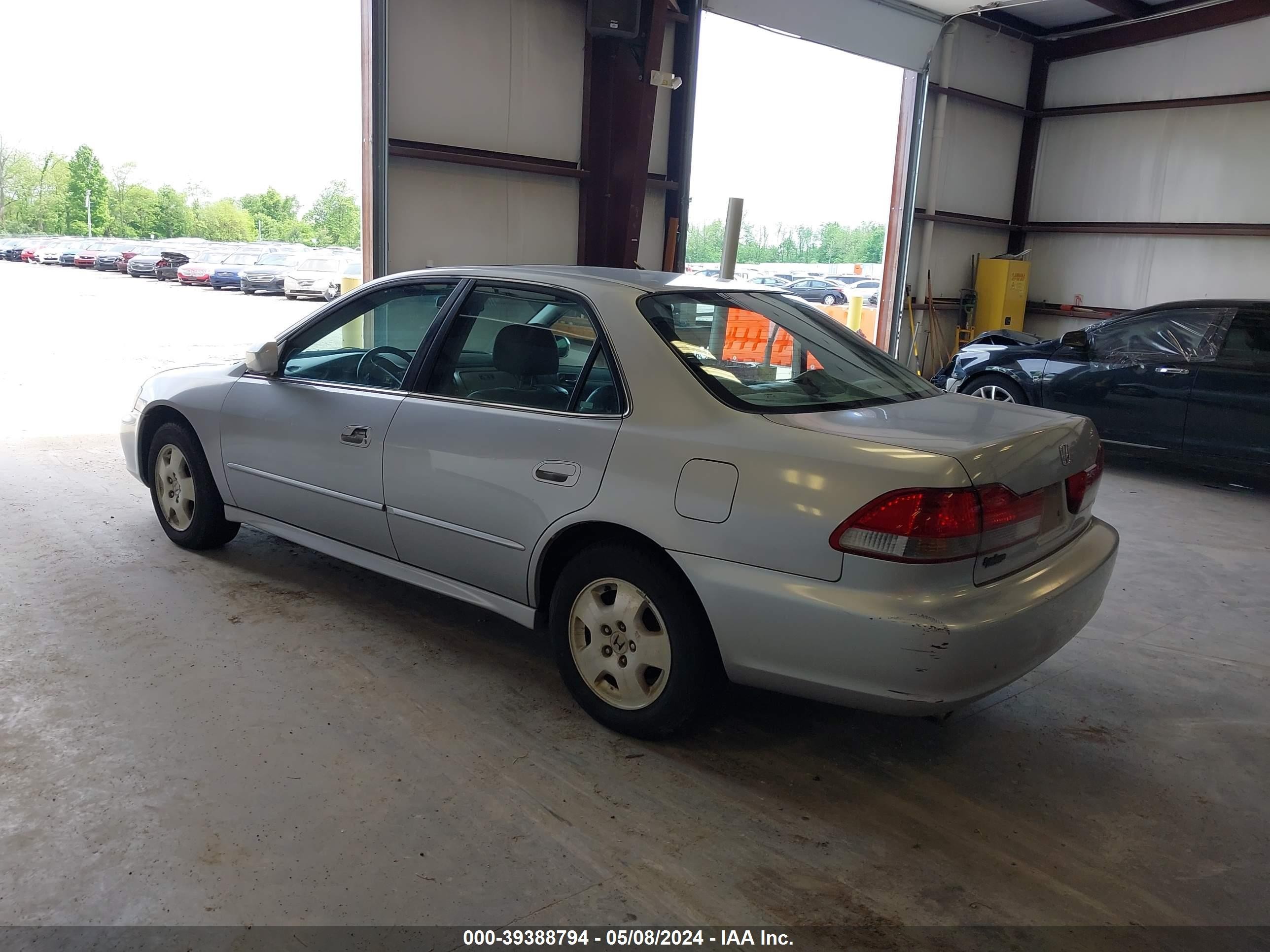 Photo 2 VIN: 1HGCG16521A050882 - HONDA ACCORD 