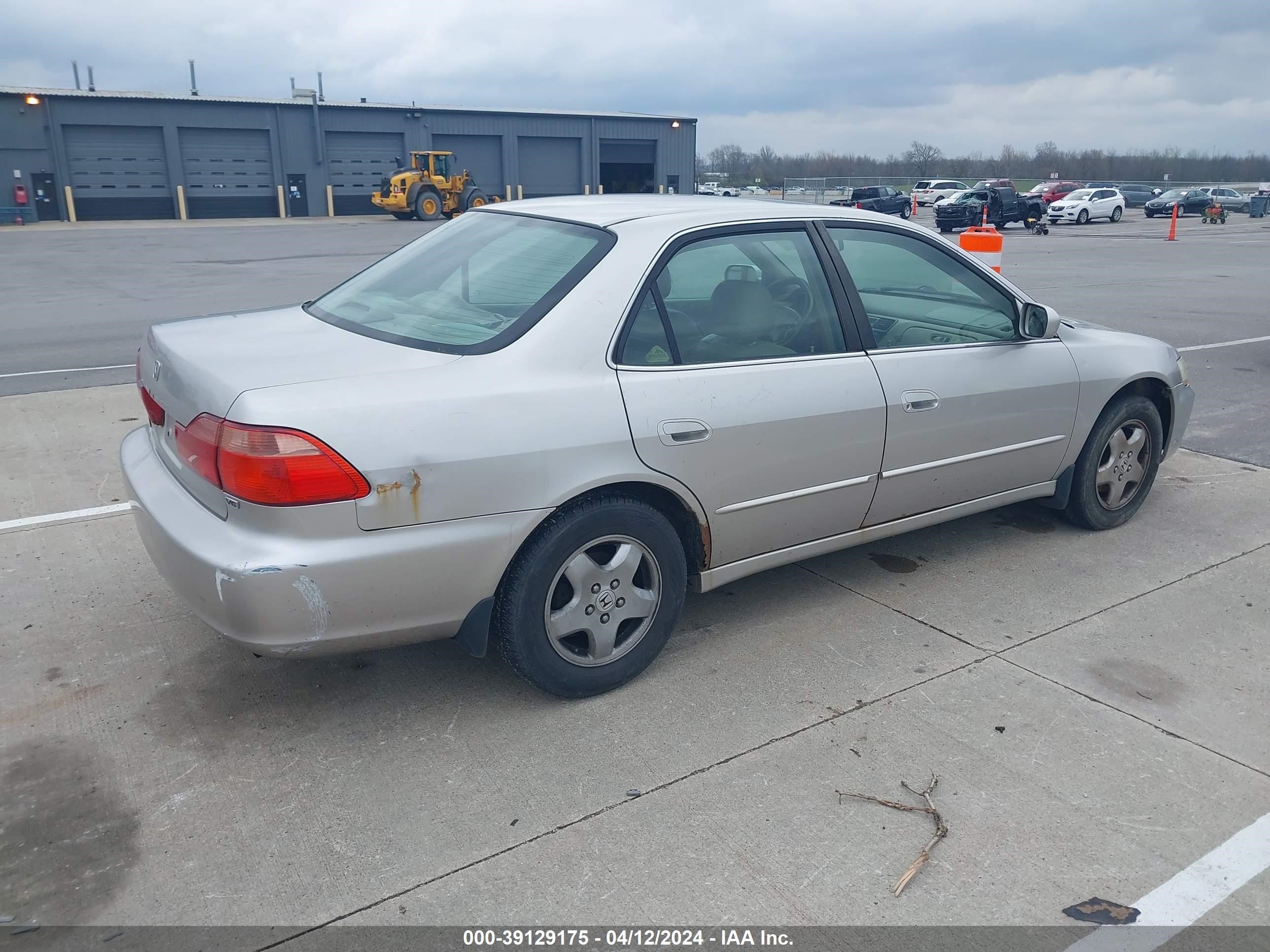 Photo 3 VIN: 1HGCG1652WA035404 - HONDA ACCORD 