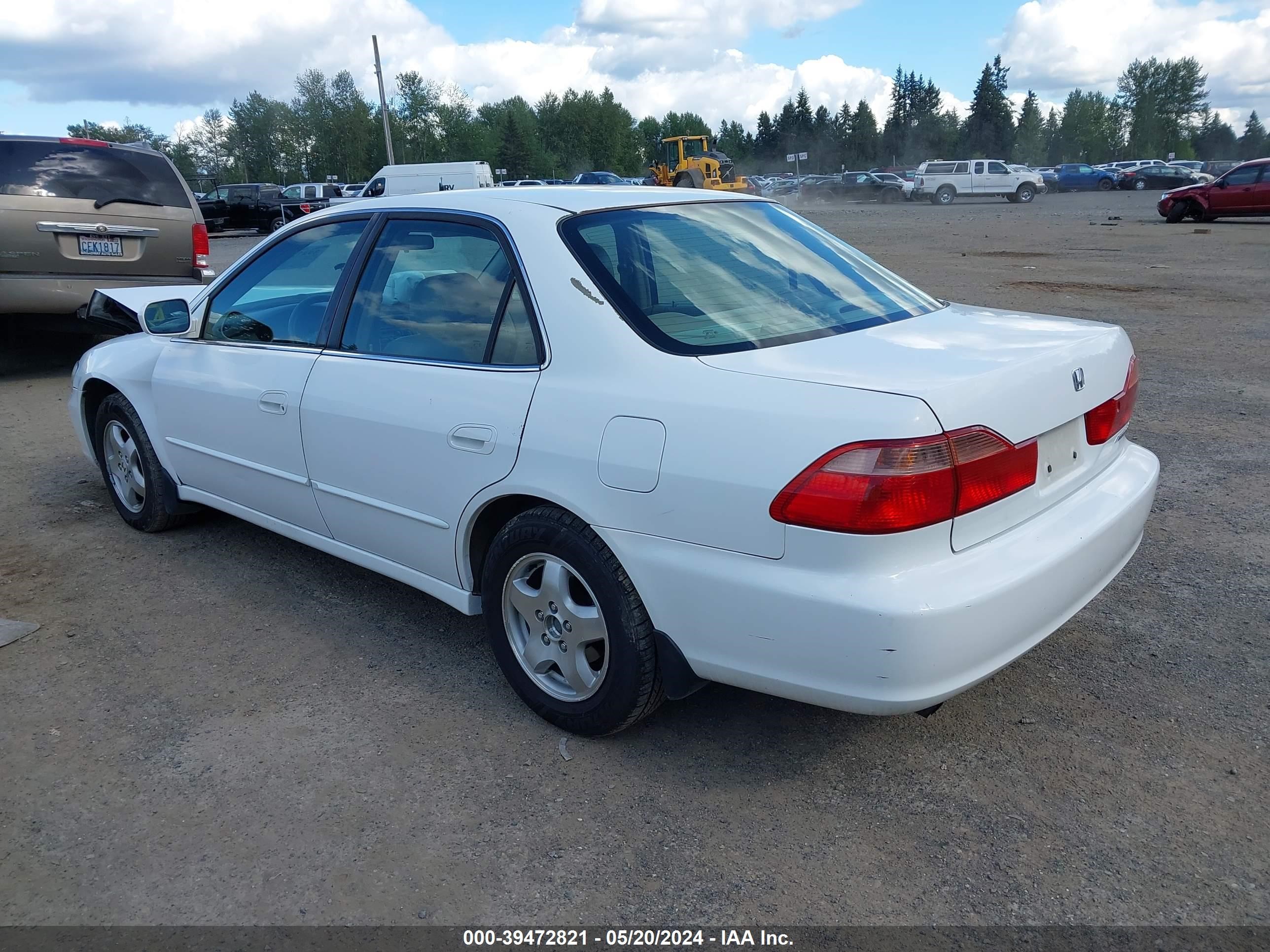 Photo 2 VIN: 1HGCG1652YA013938 - HONDA ACCORD 