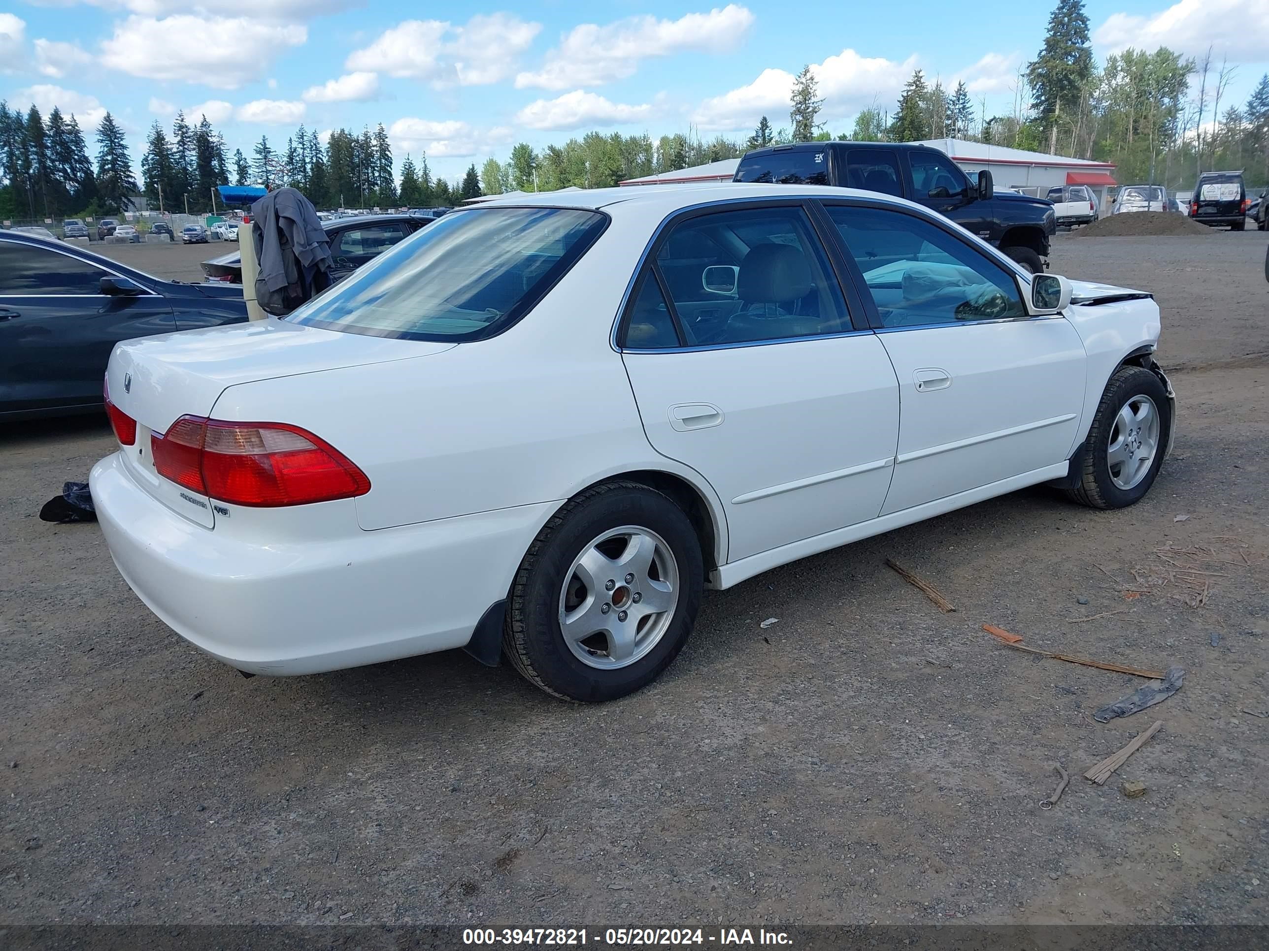 Photo 3 VIN: 1HGCG1652YA013938 - HONDA ACCORD 