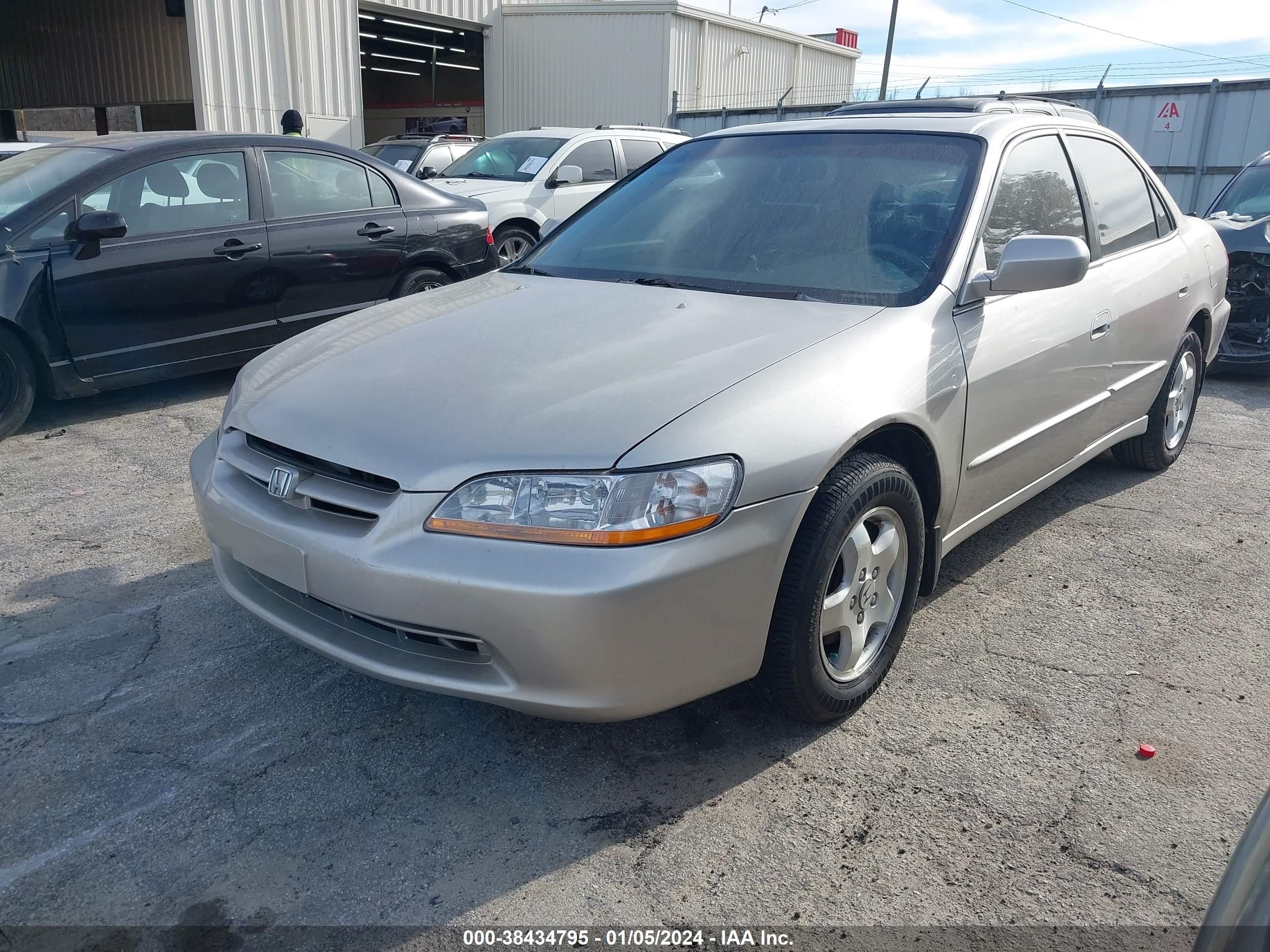 Photo 1 VIN: 1HGCG1655XA015116 - HONDA ACCORD 