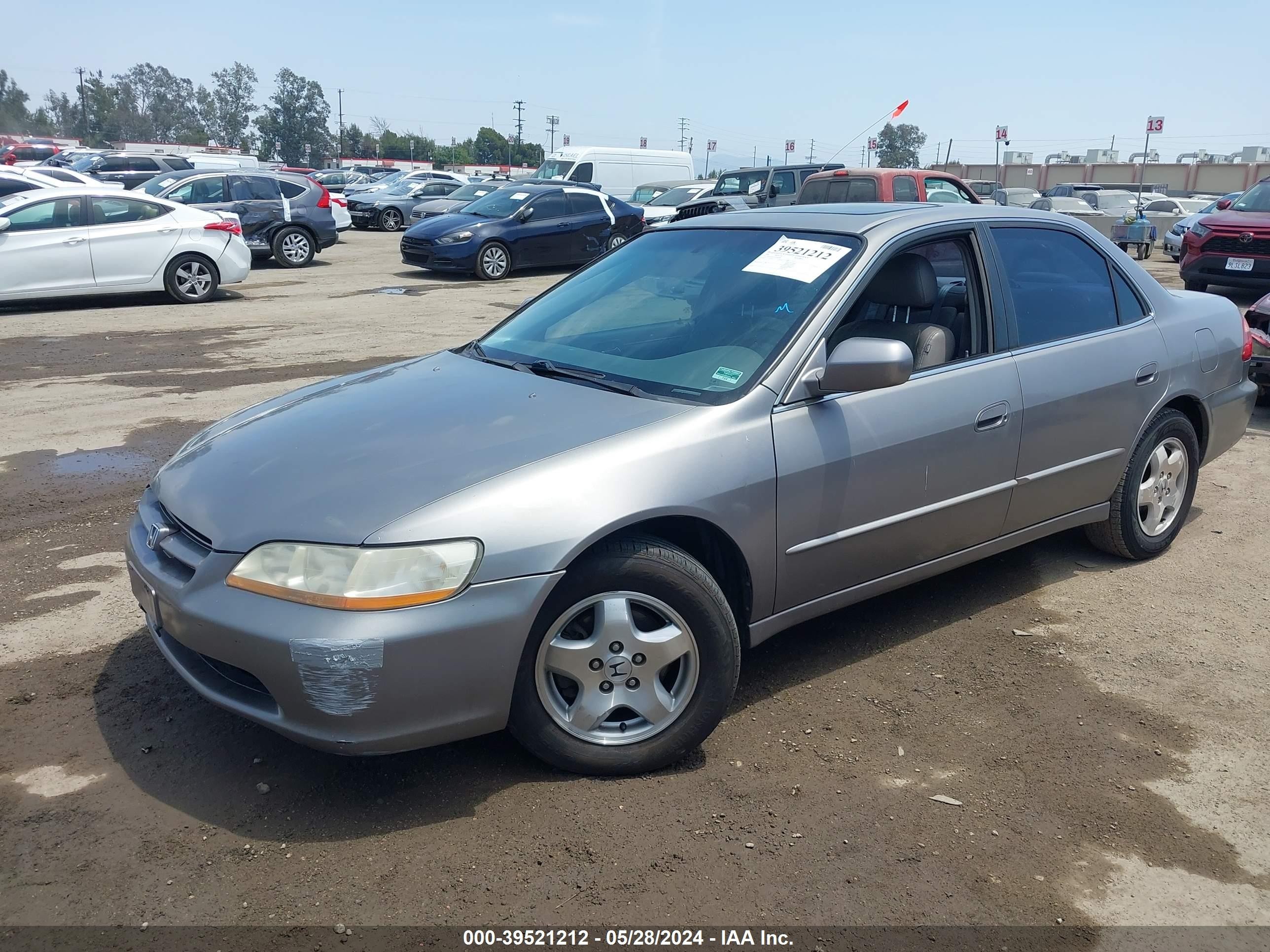 Photo 1 VIN: 1HGCG1655YA099200 - HONDA ACCORD 