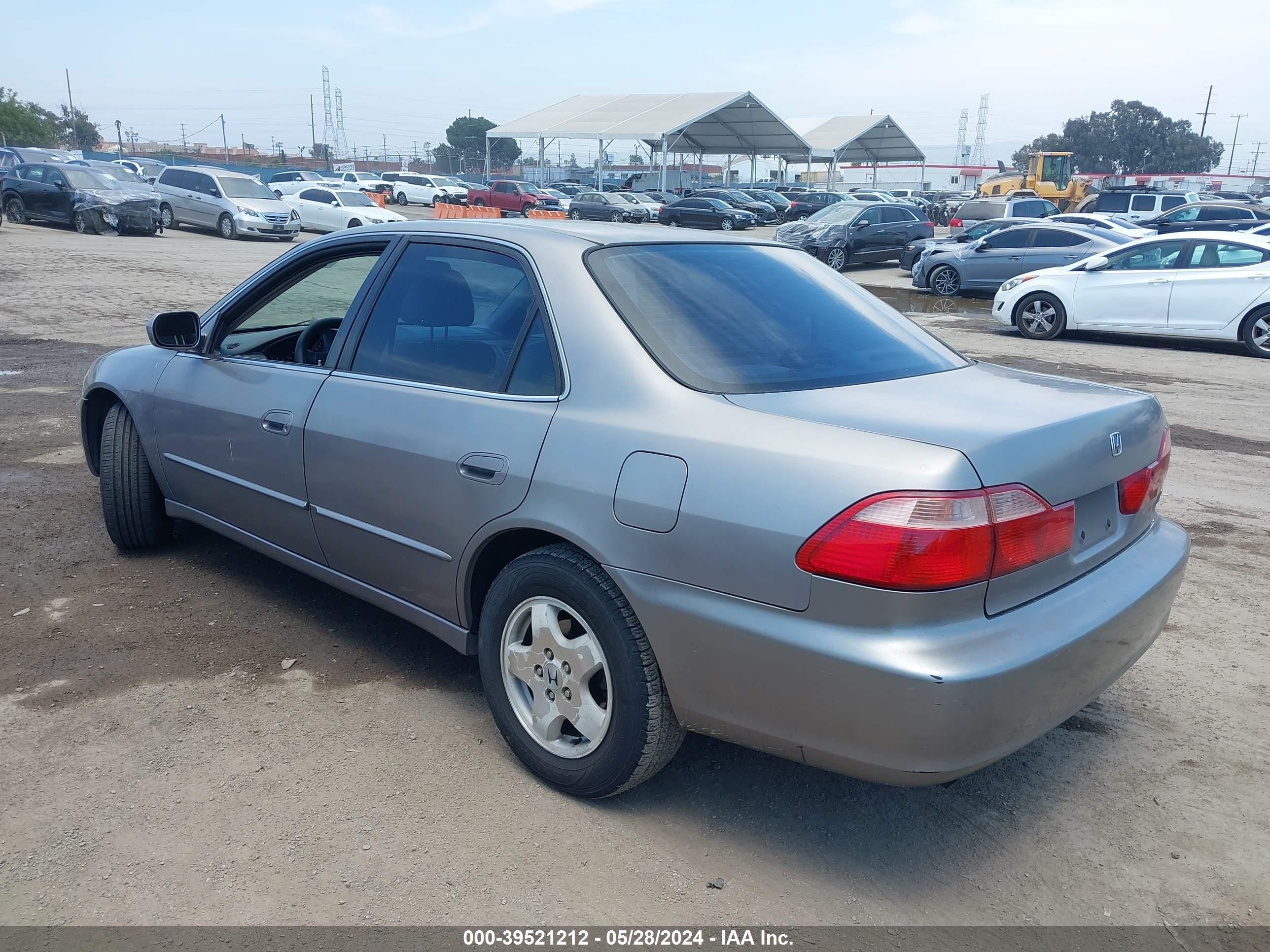 Photo 2 VIN: 1HGCG1655YA099200 - HONDA ACCORD 