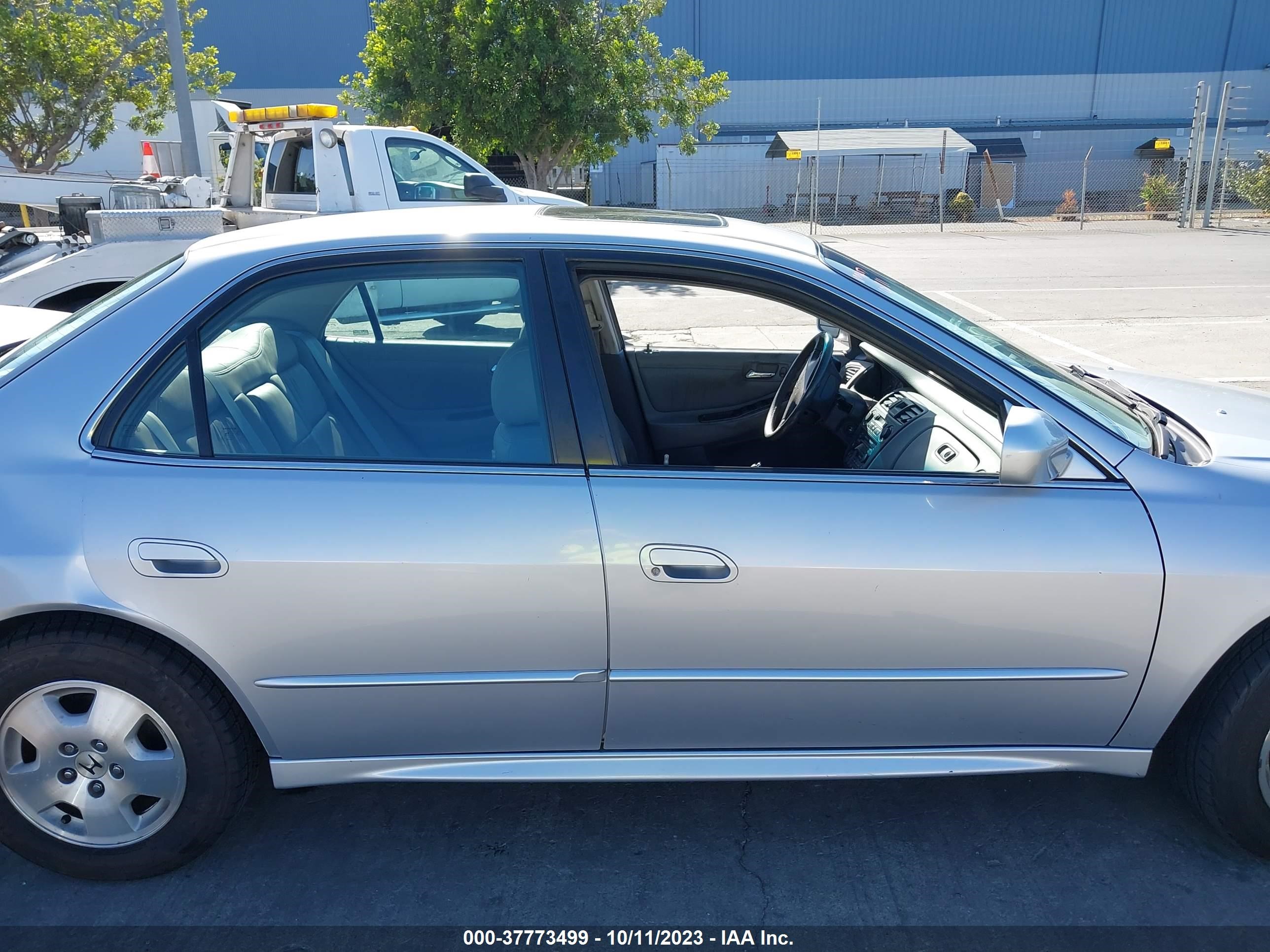 Photo 13 VIN: 1HGCG16561A012832 - HONDA ACCORD 