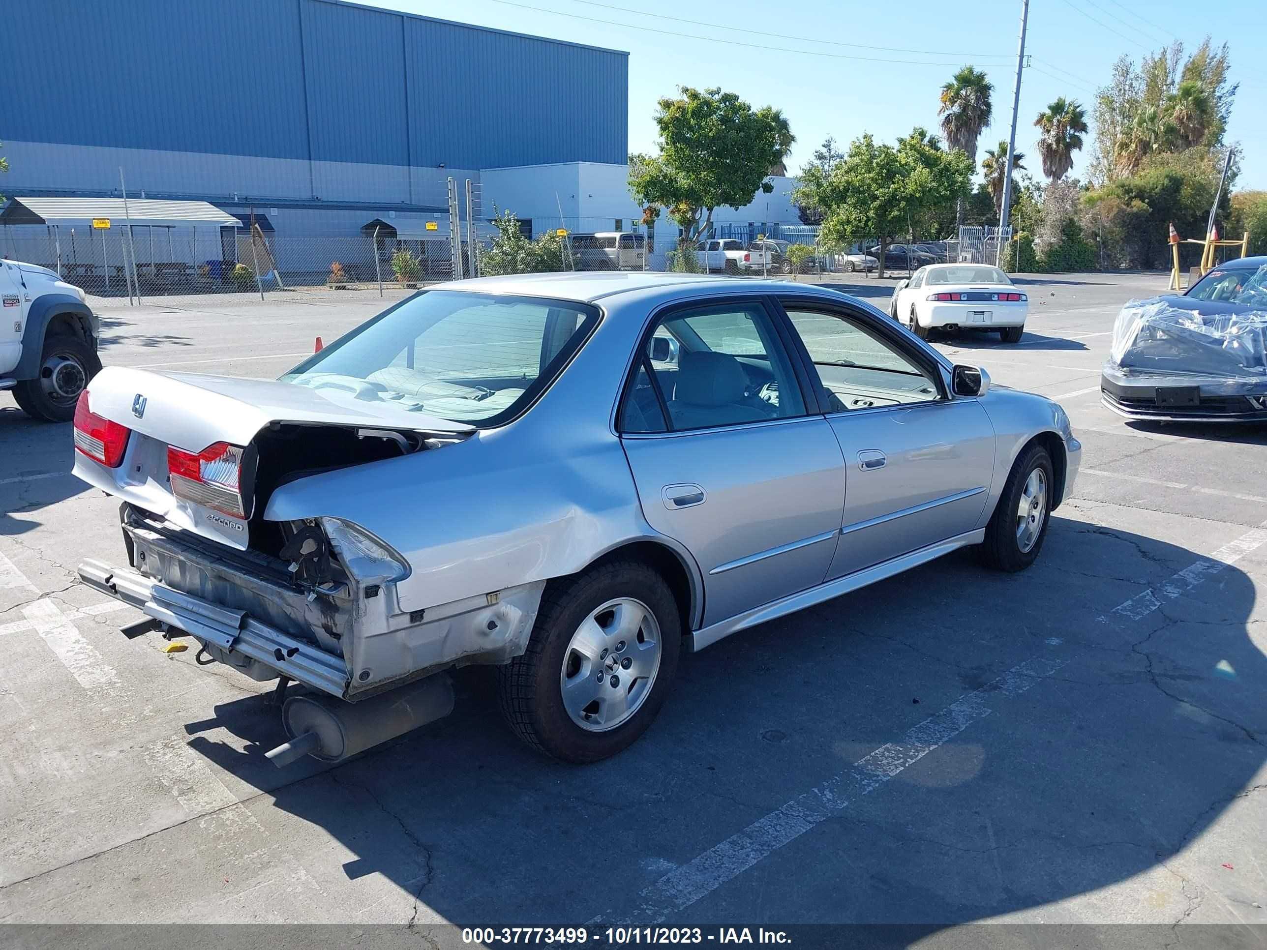 Photo 3 VIN: 1HGCG16561A012832 - HONDA ACCORD 