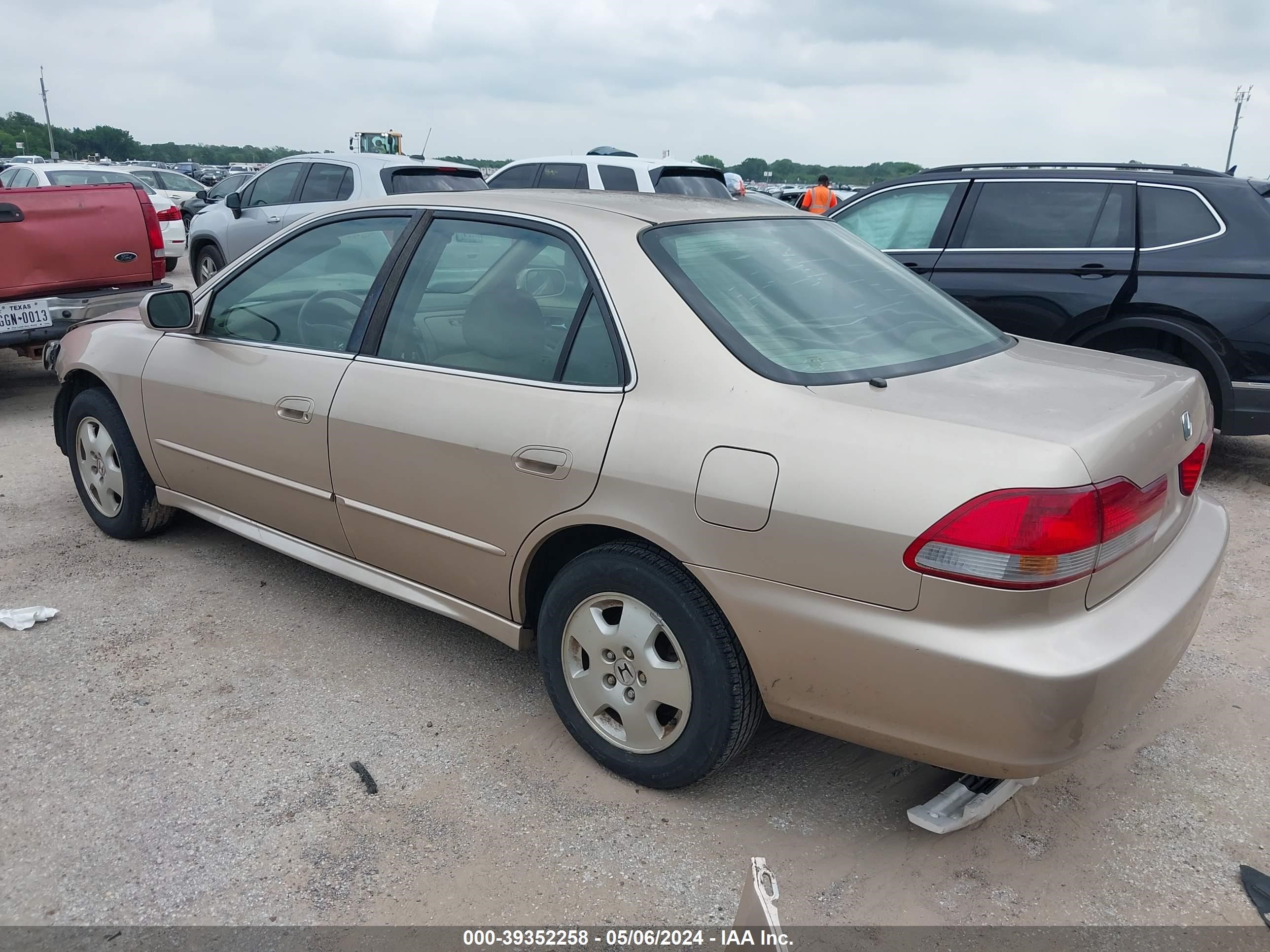 Photo 2 VIN: 1HGCG16561A077633 - HONDA ACCORD 