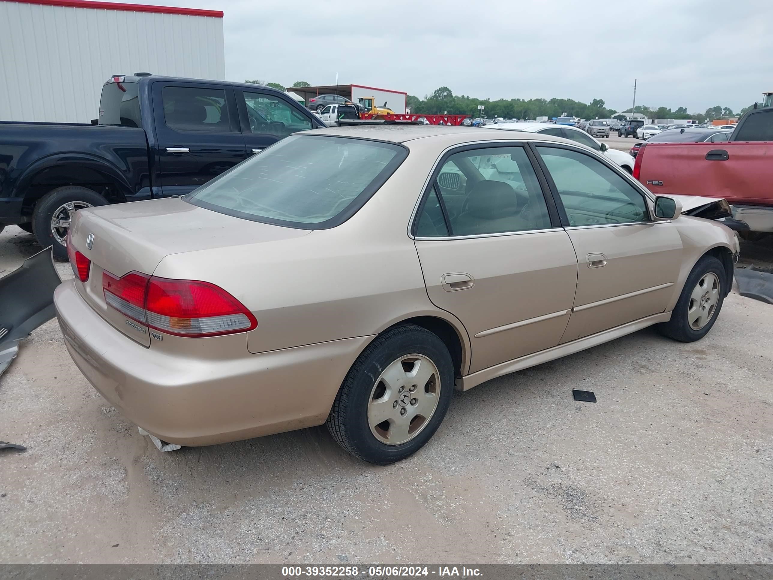 Photo 3 VIN: 1HGCG16561A077633 - HONDA ACCORD 