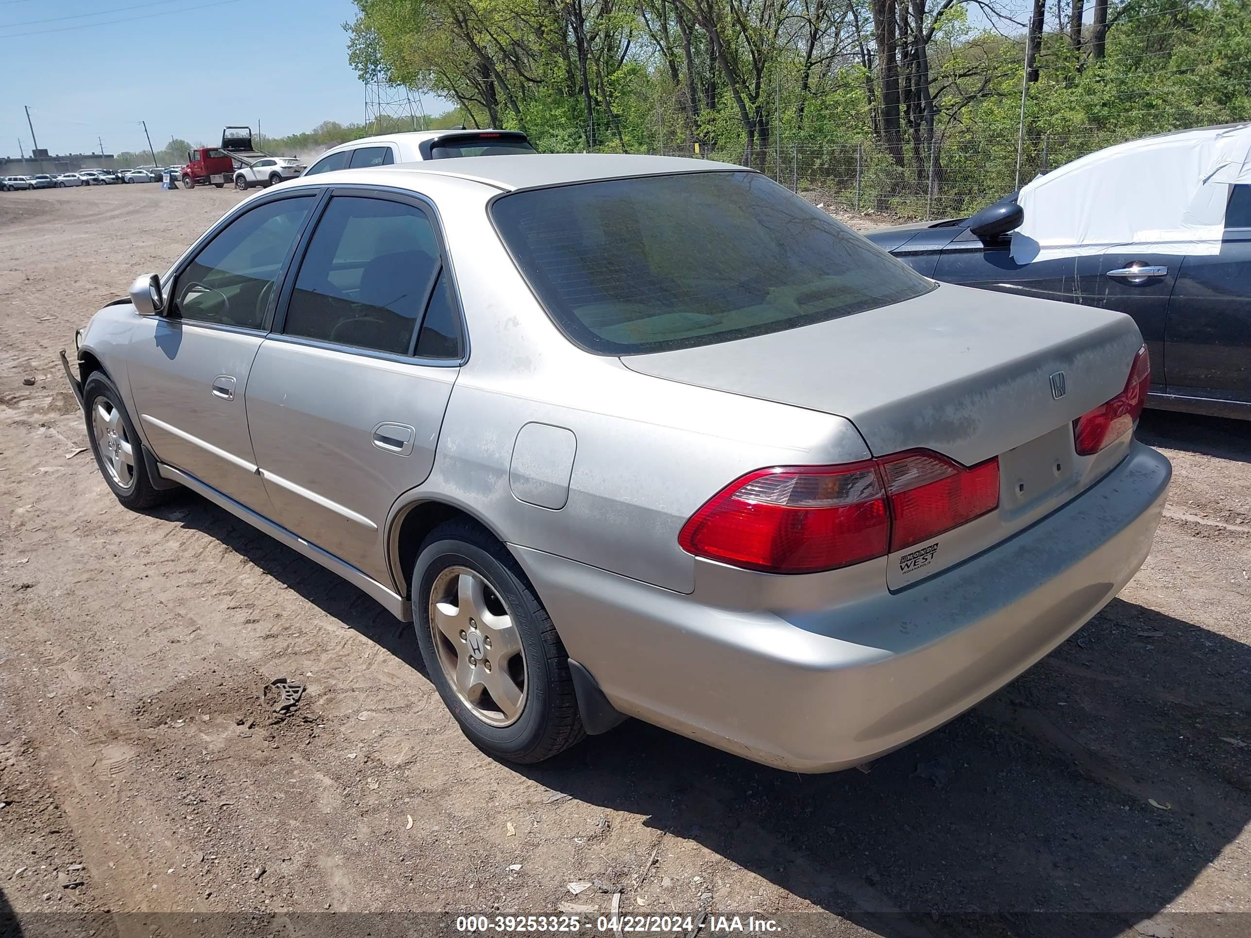 Photo 2 VIN: 1HGCG1656WA067174 - HONDA ACCORD 