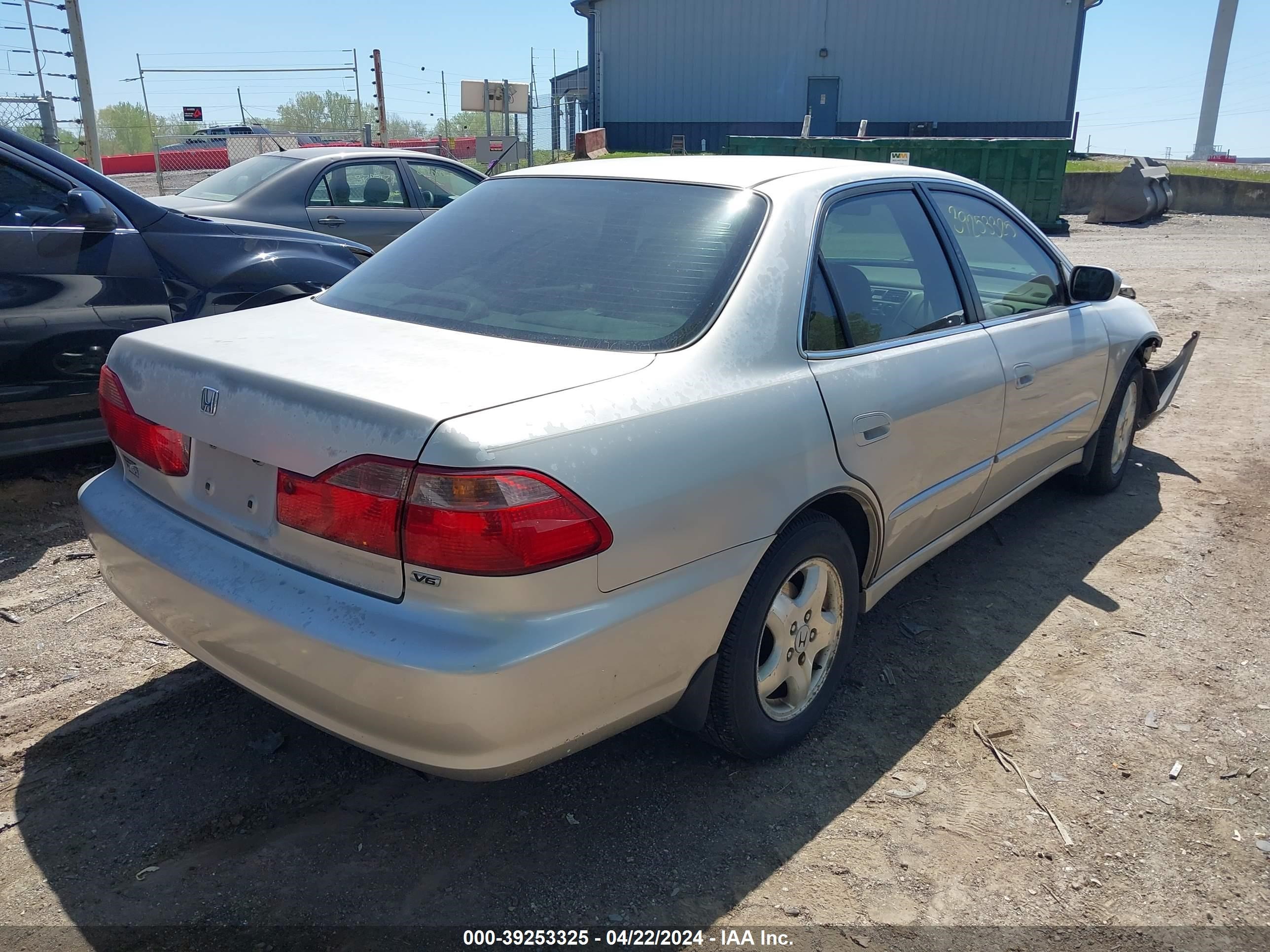 Photo 3 VIN: 1HGCG1656WA067174 - HONDA ACCORD 