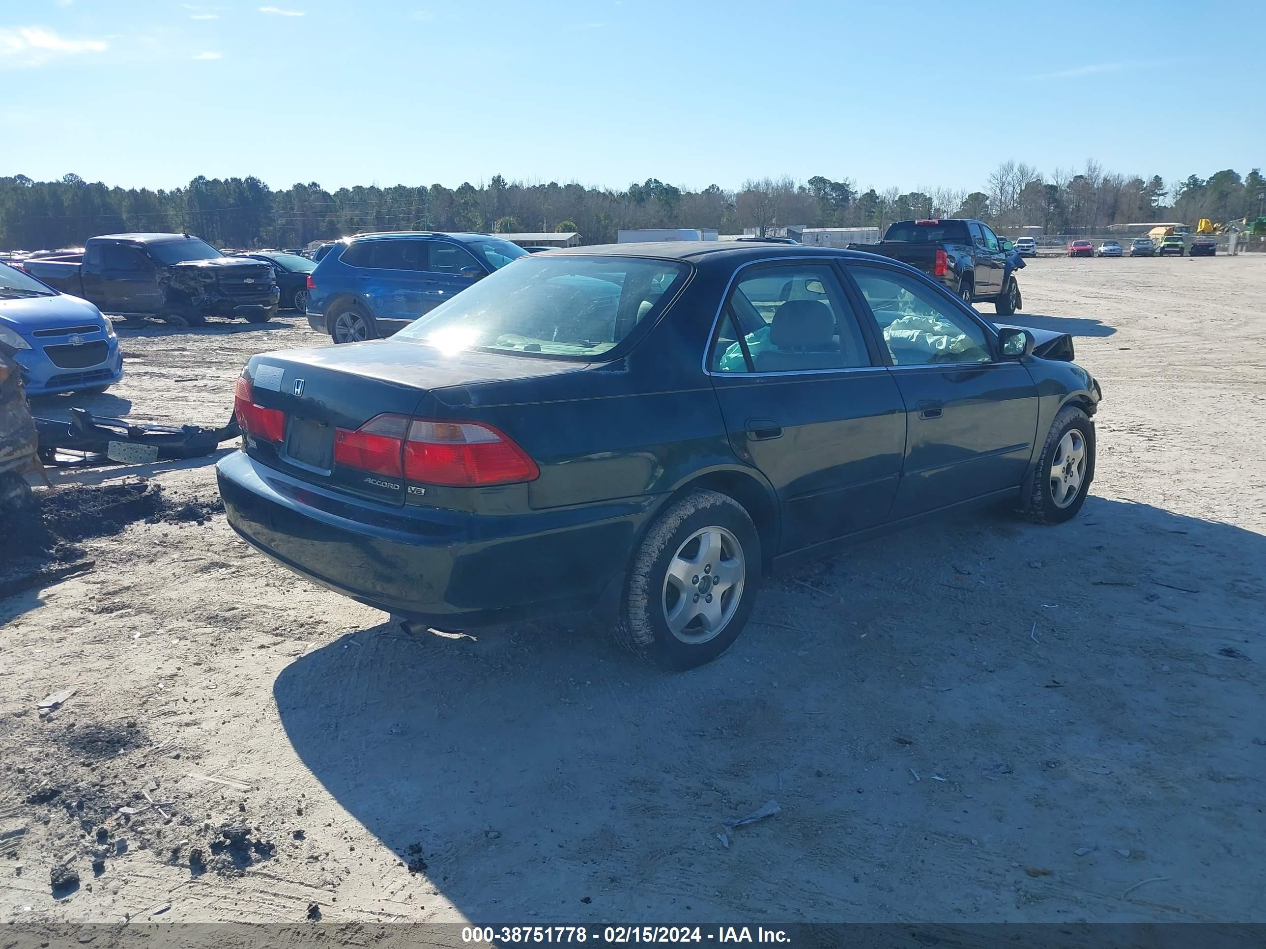 Photo 3 VIN: 1HGCG1656YA004921 - HONDA ACCORD 