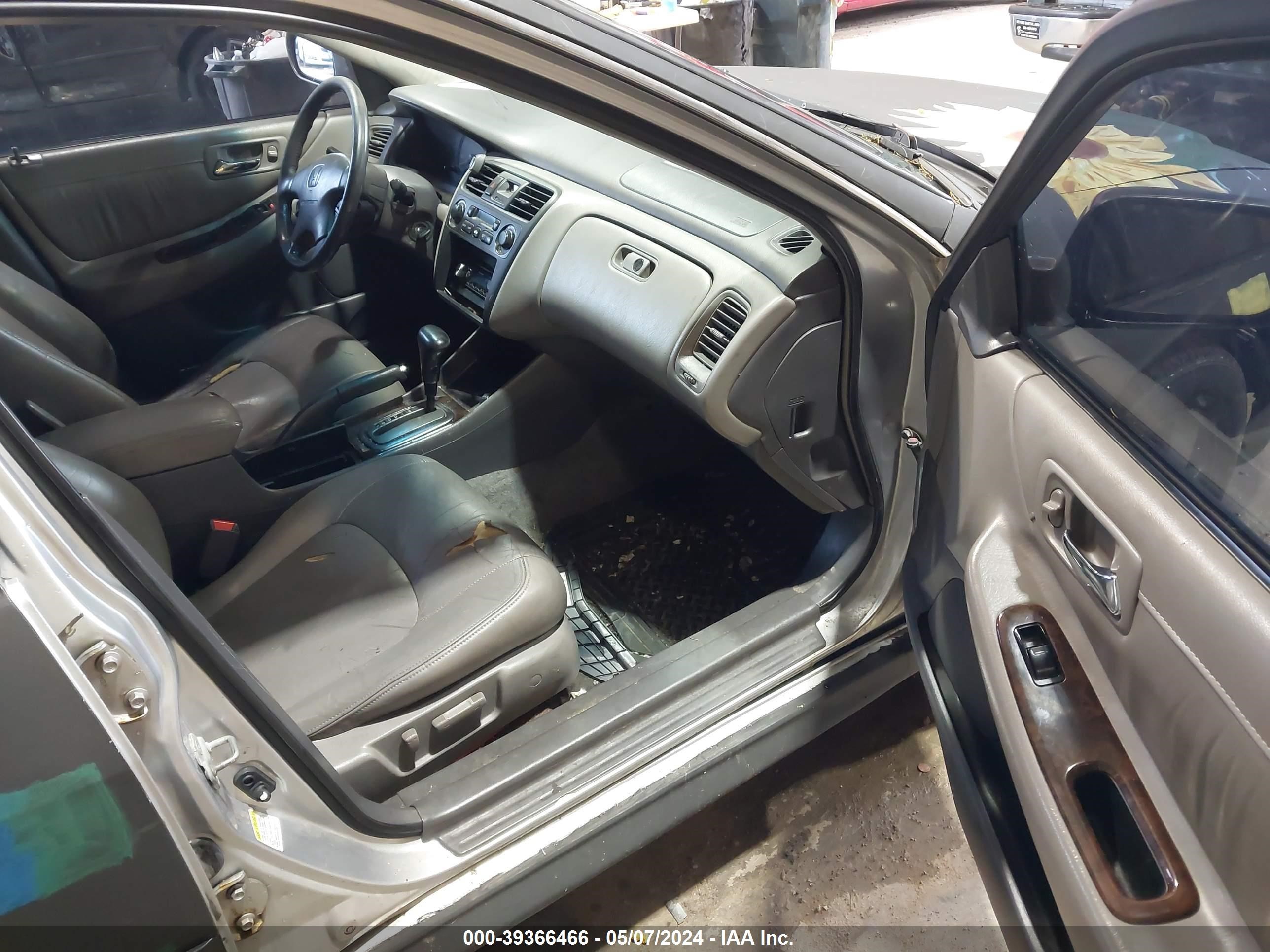 Photo 4 VIN: 1HGCG16572A001260 - HONDA ACCORD 