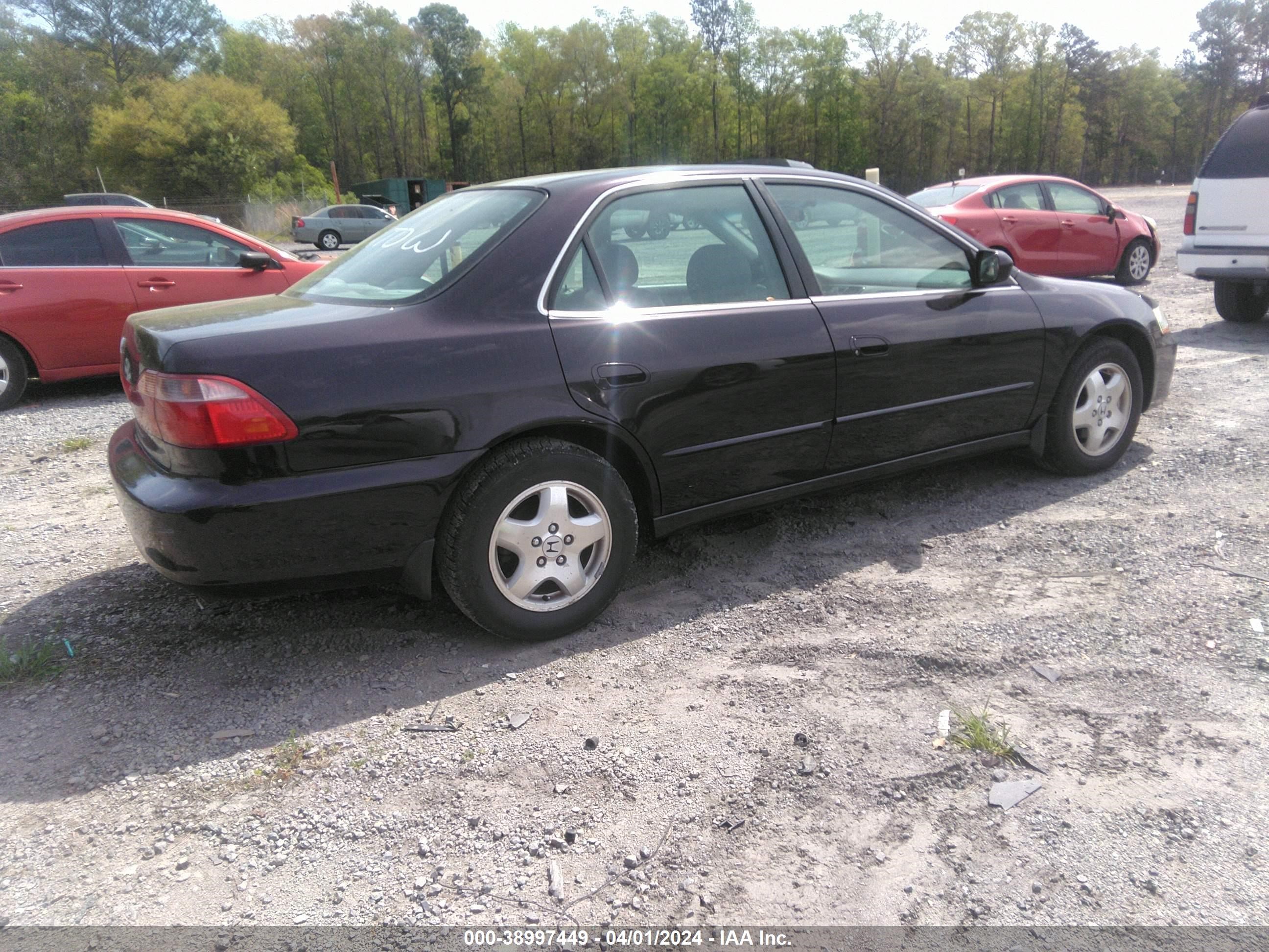 Photo 3 VIN: 1HGCG1657WA017089 - HONDA ACCORD 