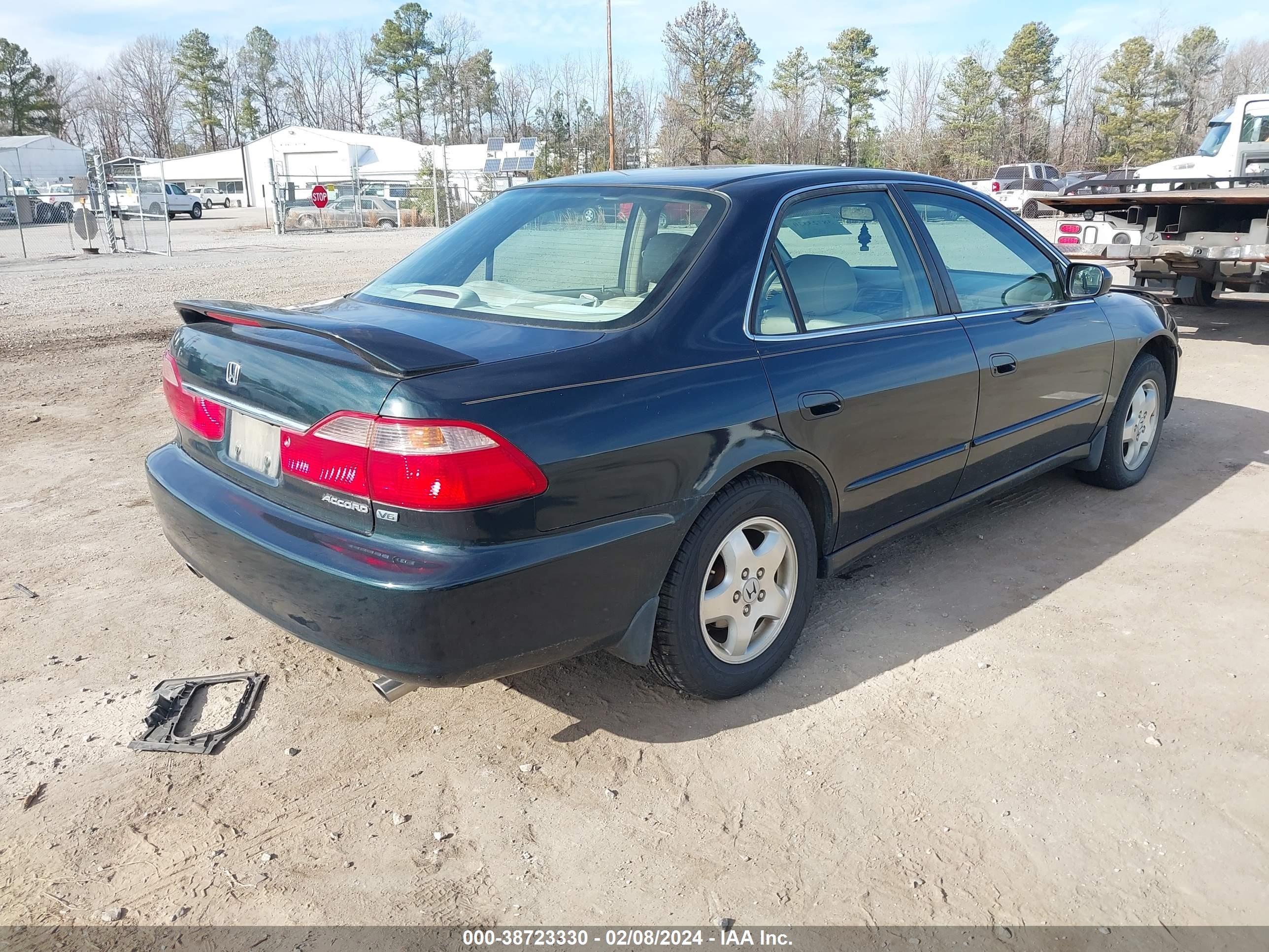 Photo 3 VIN: 1HGCG1657WA056166 - HONDA ACCORD 