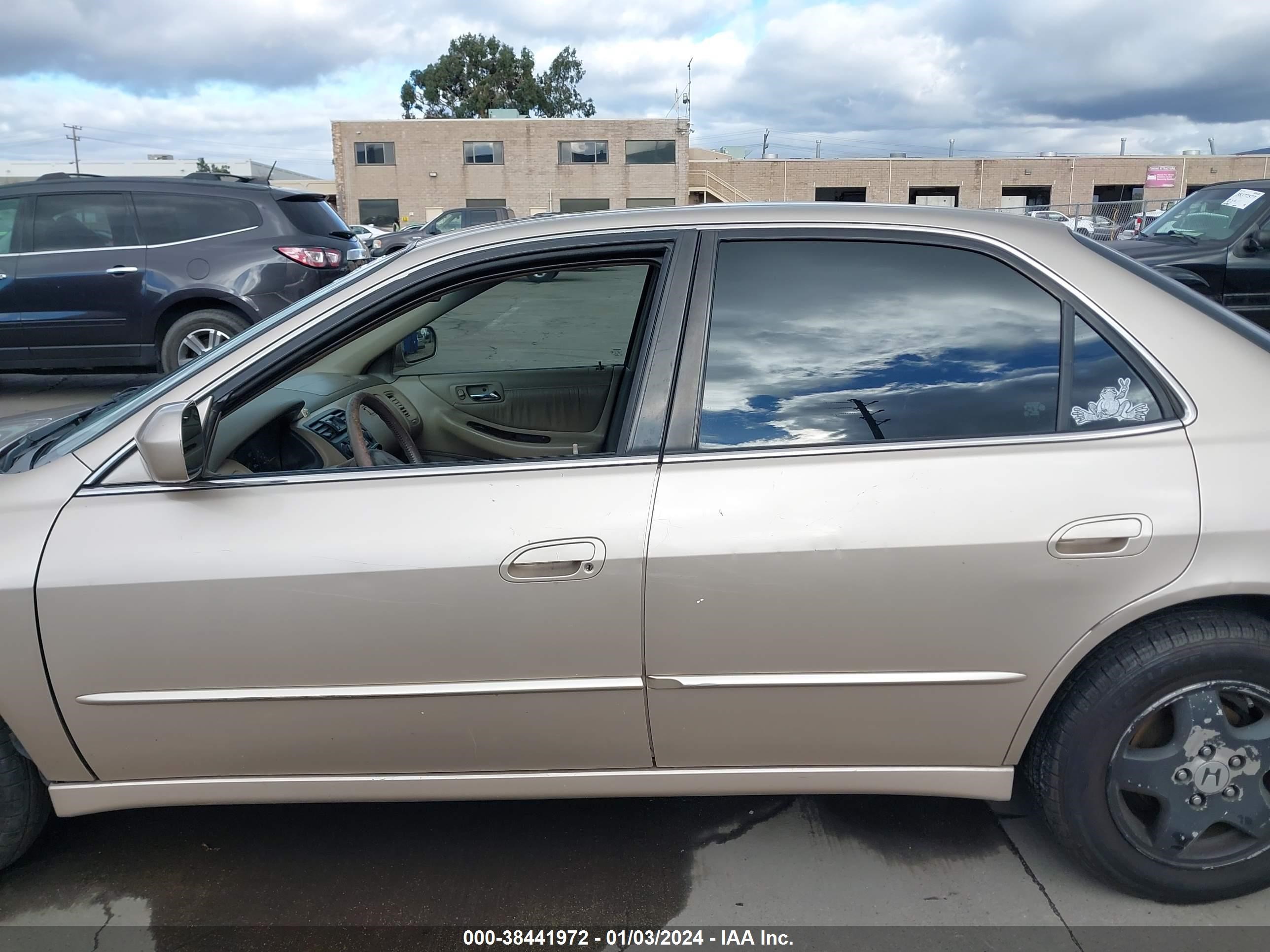 Photo 13 VIN: 1HGCG1657YA011733 - HONDA ACCORD 