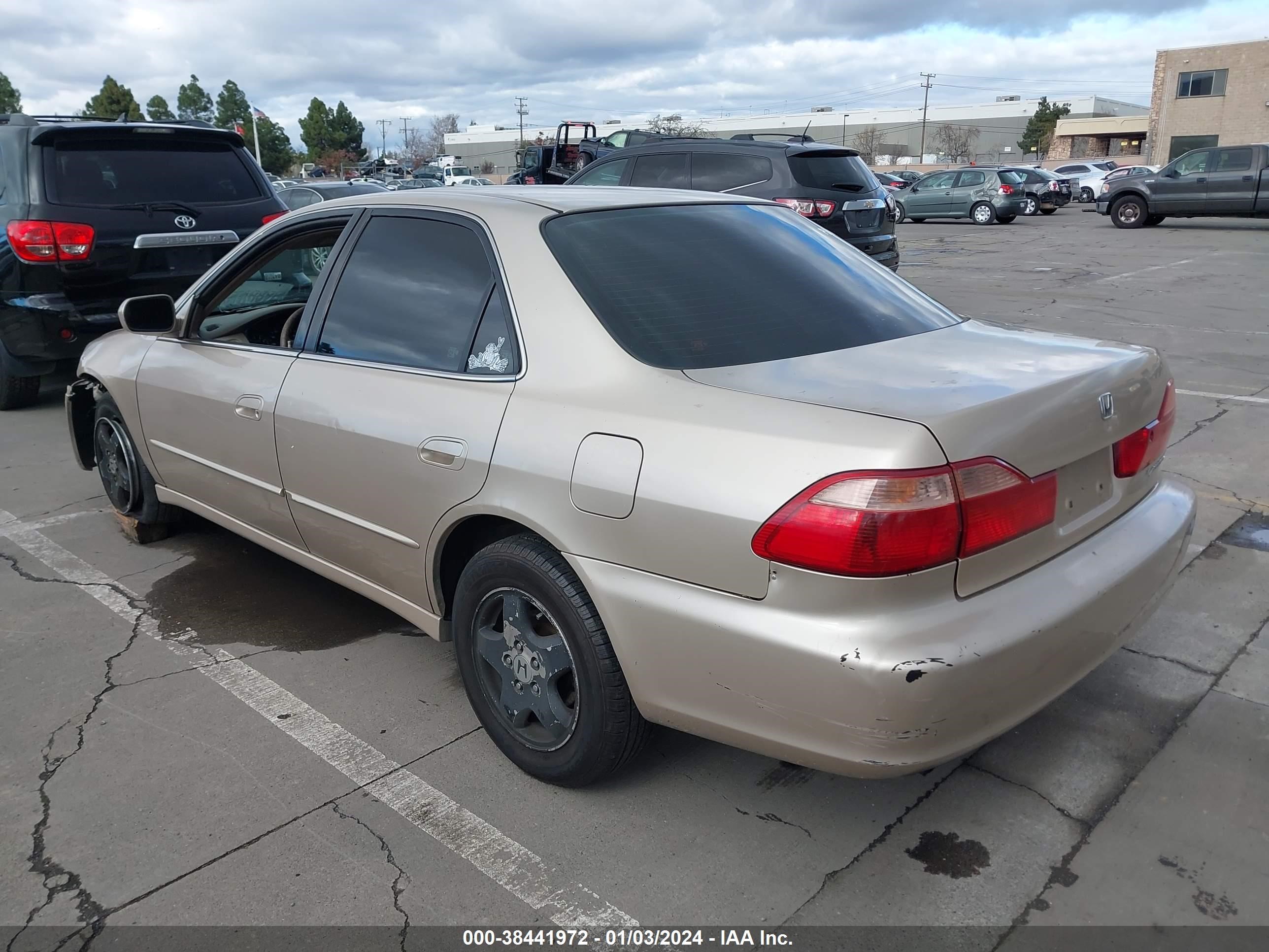 Photo 2 VIN: 1HGCG1657YA011733 - HONDA ACCORD 