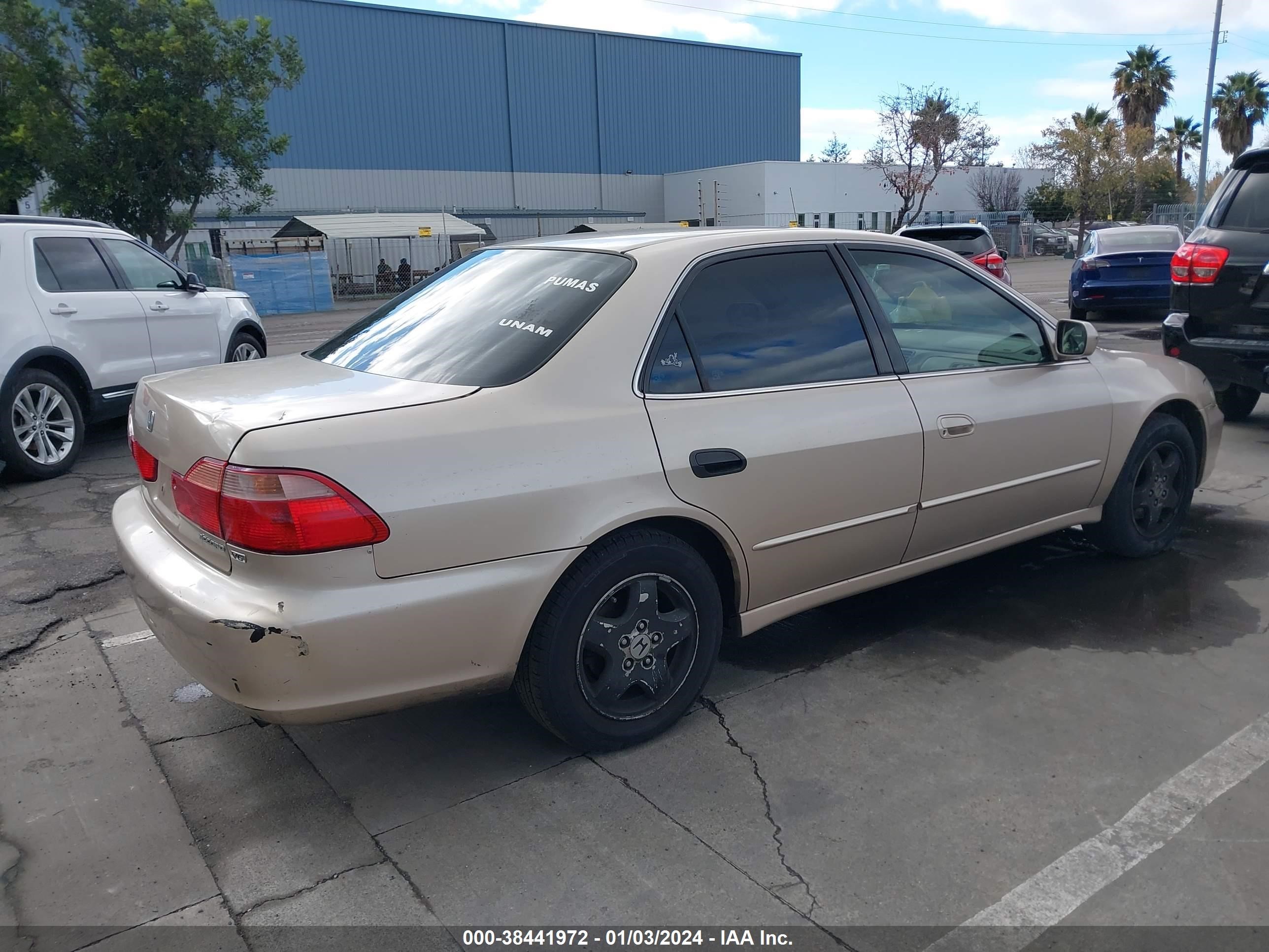 Photo 3 VIN: 1HGCG1657YA011733 - HONDA ACCORD 