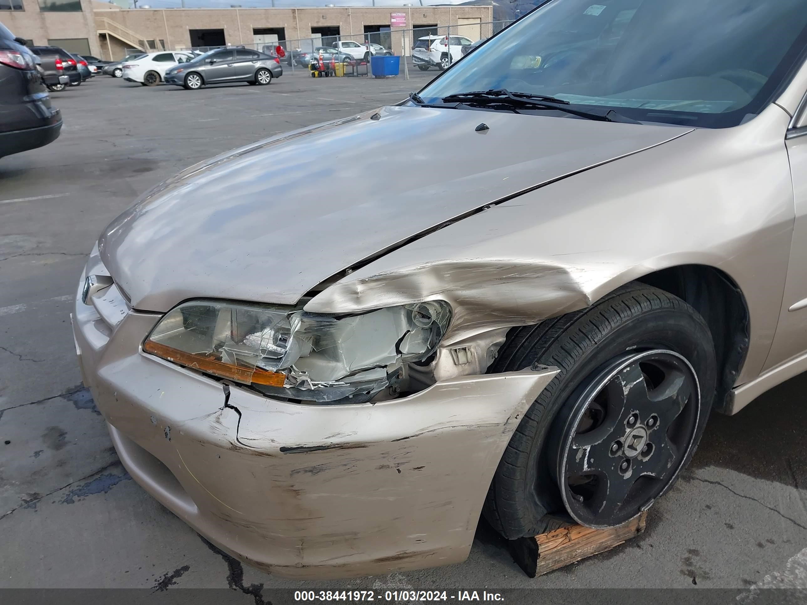 Photo 5 VIN: 1HGCG1657YA011733 - HONDA ACCORD 