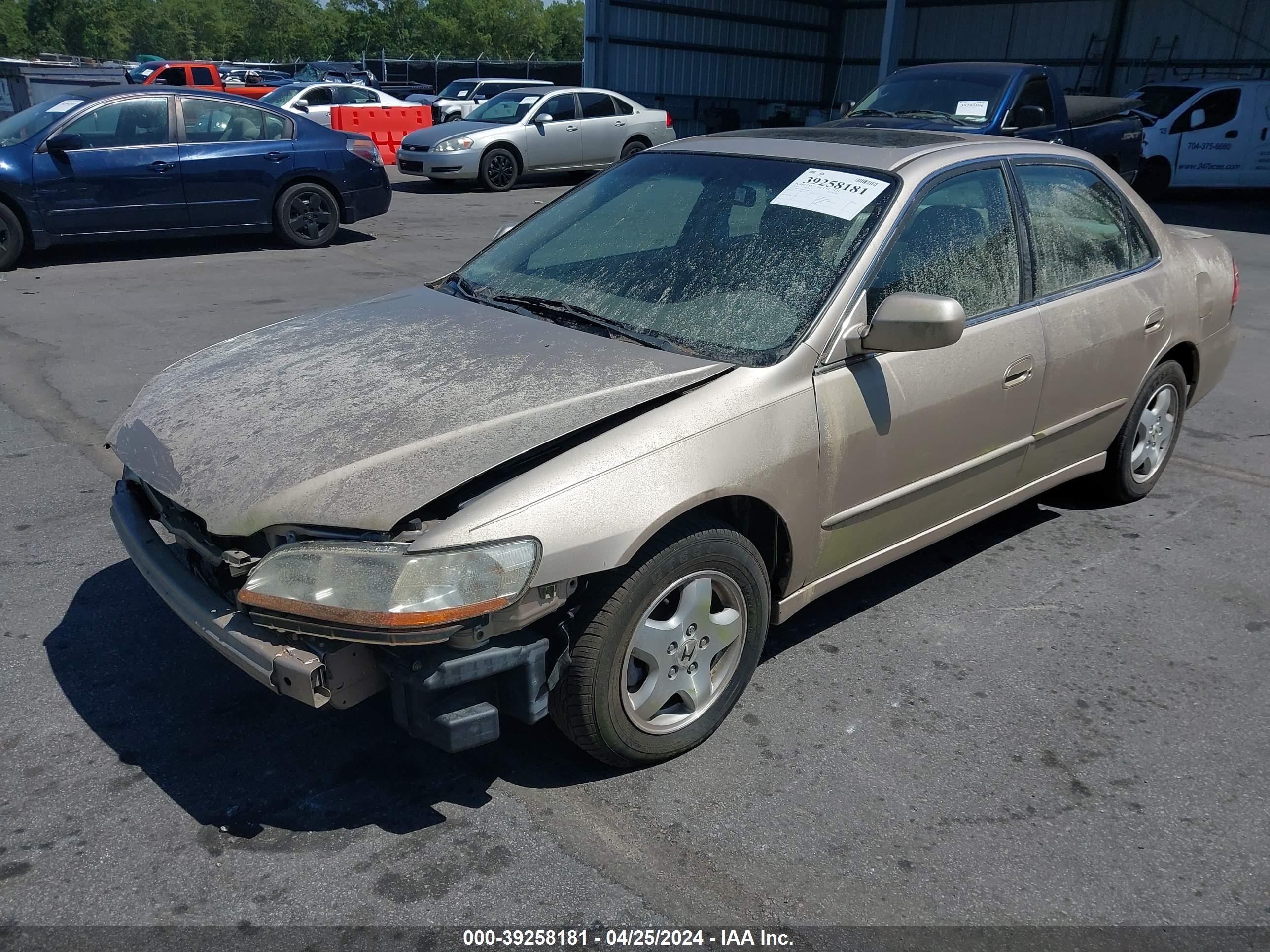 Photo 1 VIN: 1HGCG1657YA047325 - HONDA ACCORD 