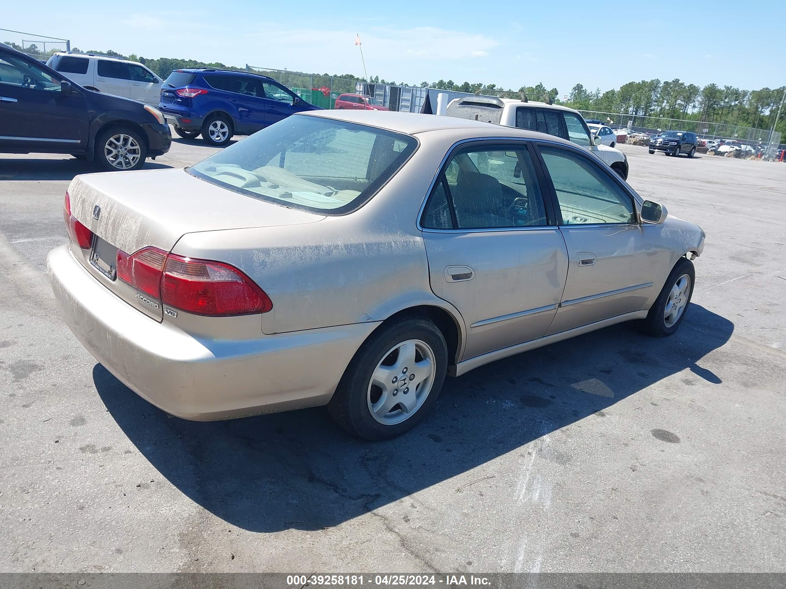 Photo 3 VIN: 1HGCG1657YA047325 - HONDA ACCORD 