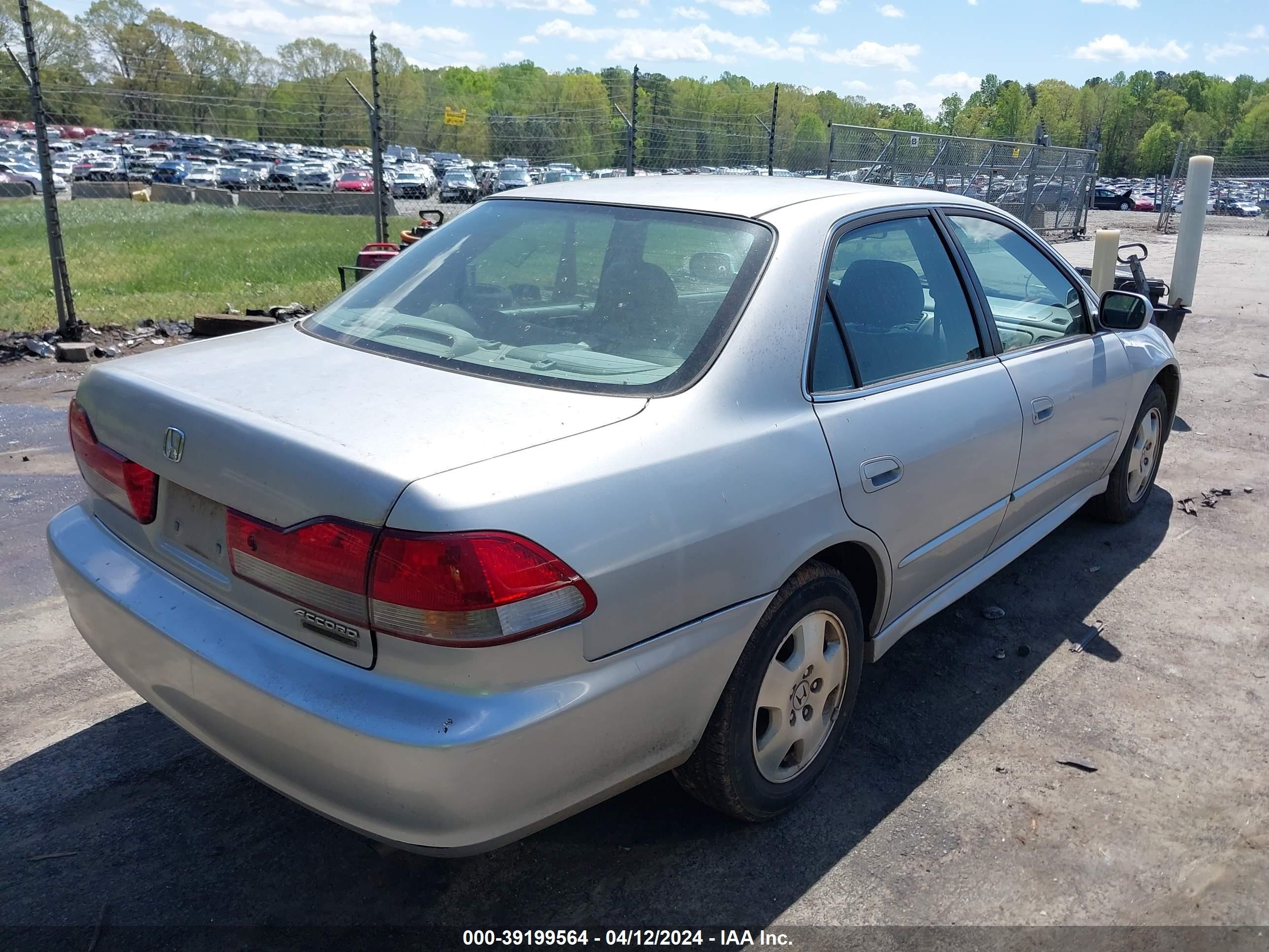 Photo 3 VIN: 1HGCG16581A086057 - HONDA ACCORD 