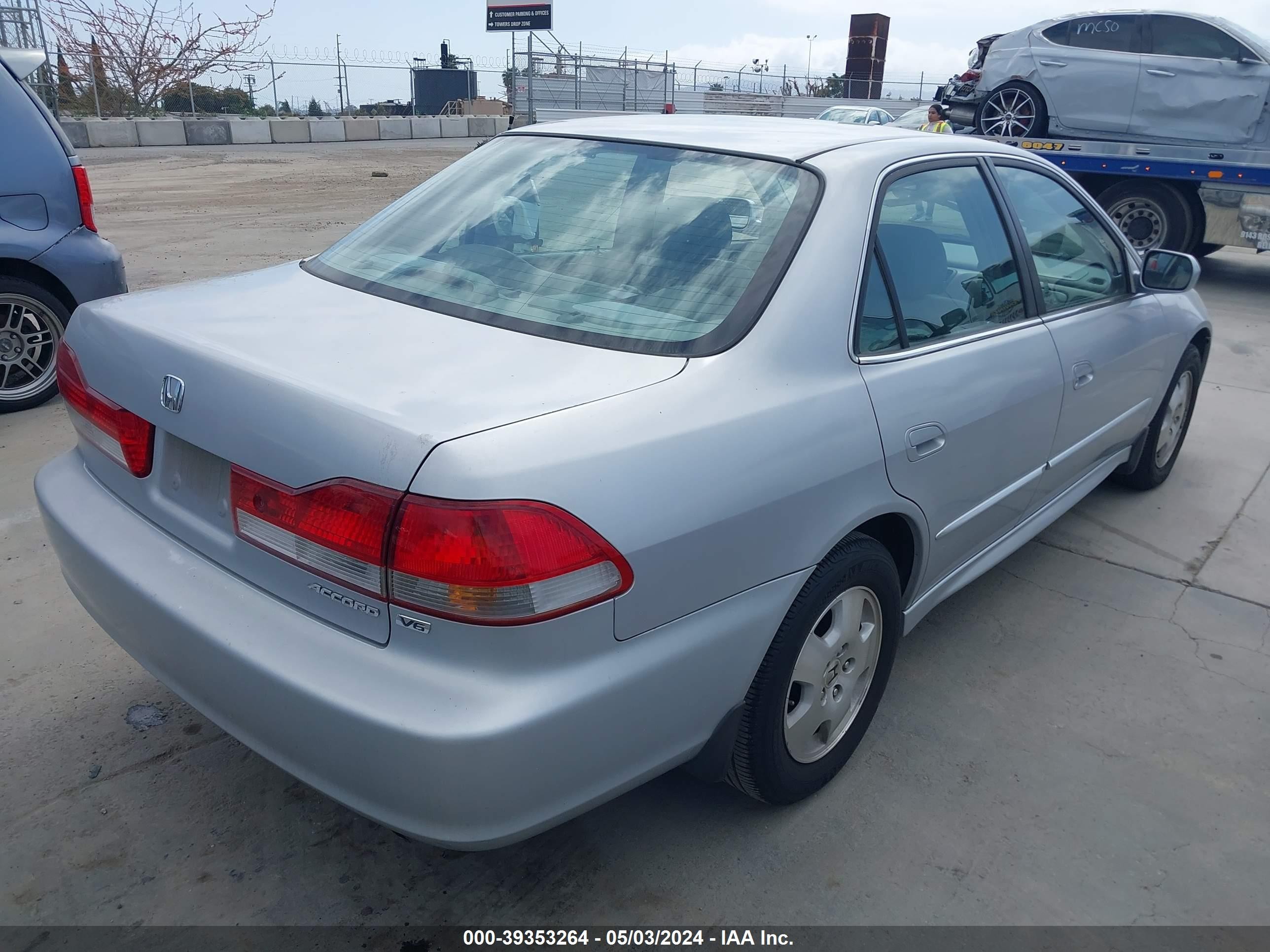 Photo 3 VIN: 1HGCG16582A042593 - HONDA ACCORD 