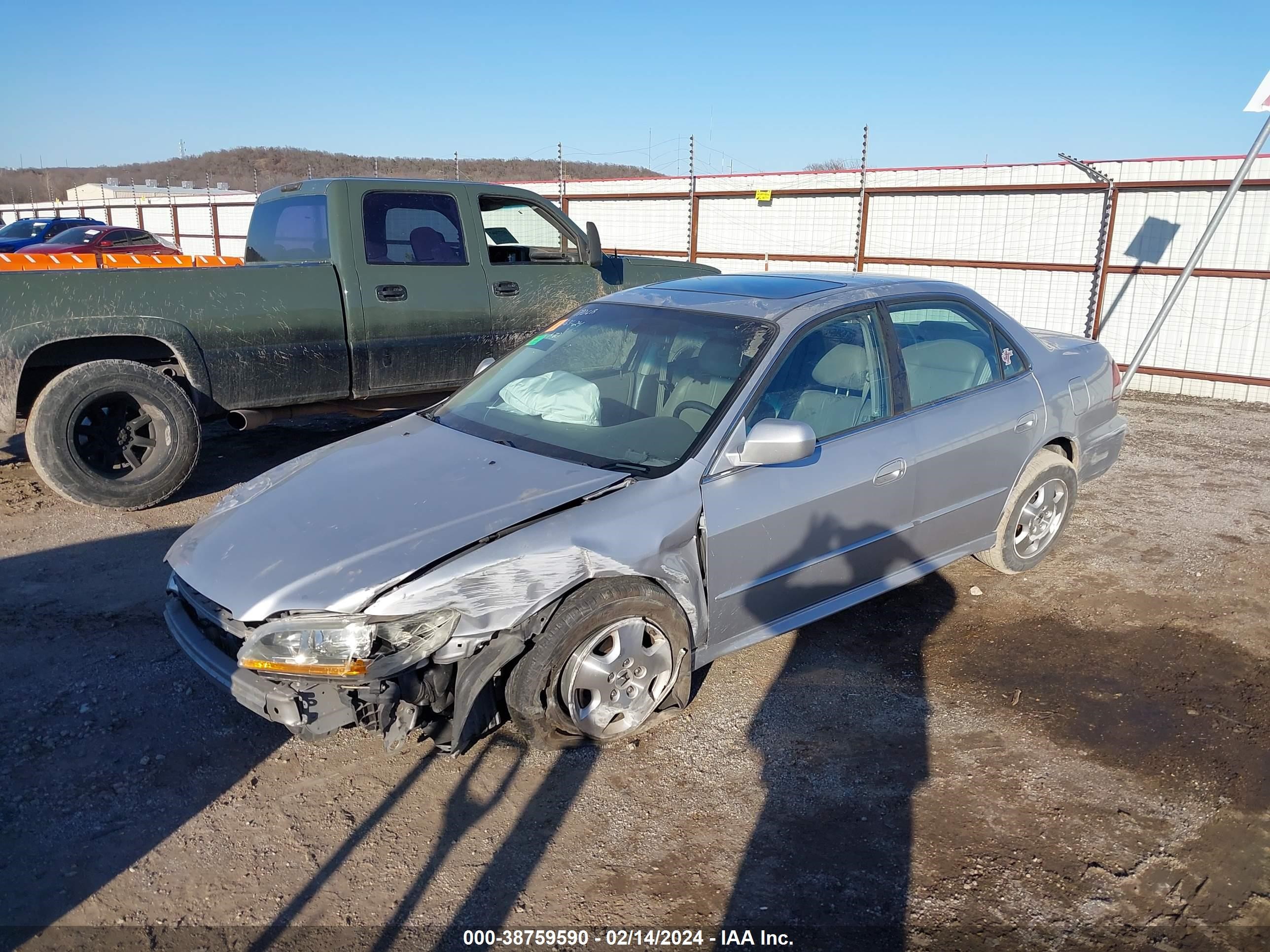 Photo 1 VIN: 1HGCG16582A047857 - HONDA ACCORD 