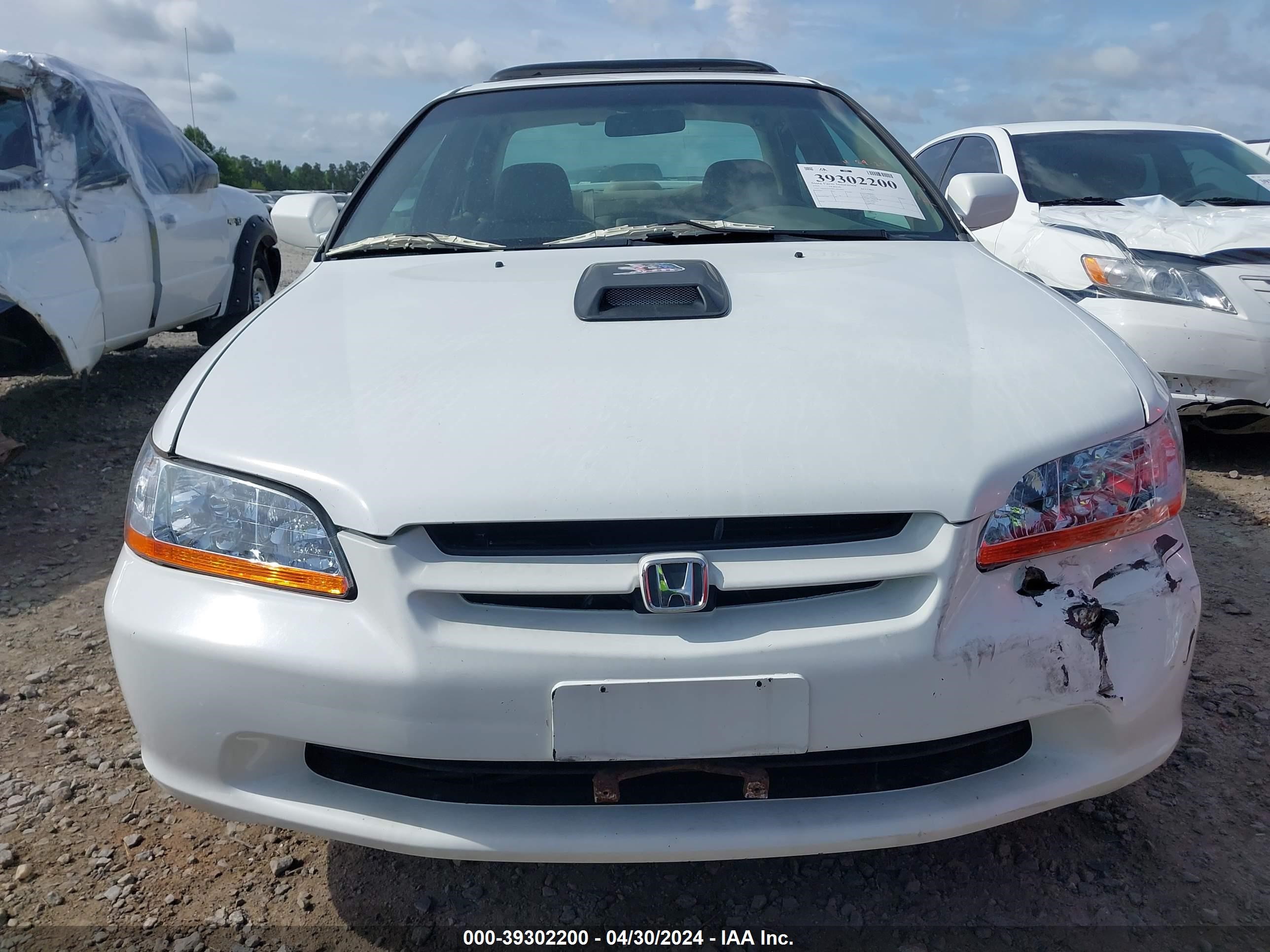 Photo 11 VIN: 1HGCG1658YA001860 - HONDA ACCORD 