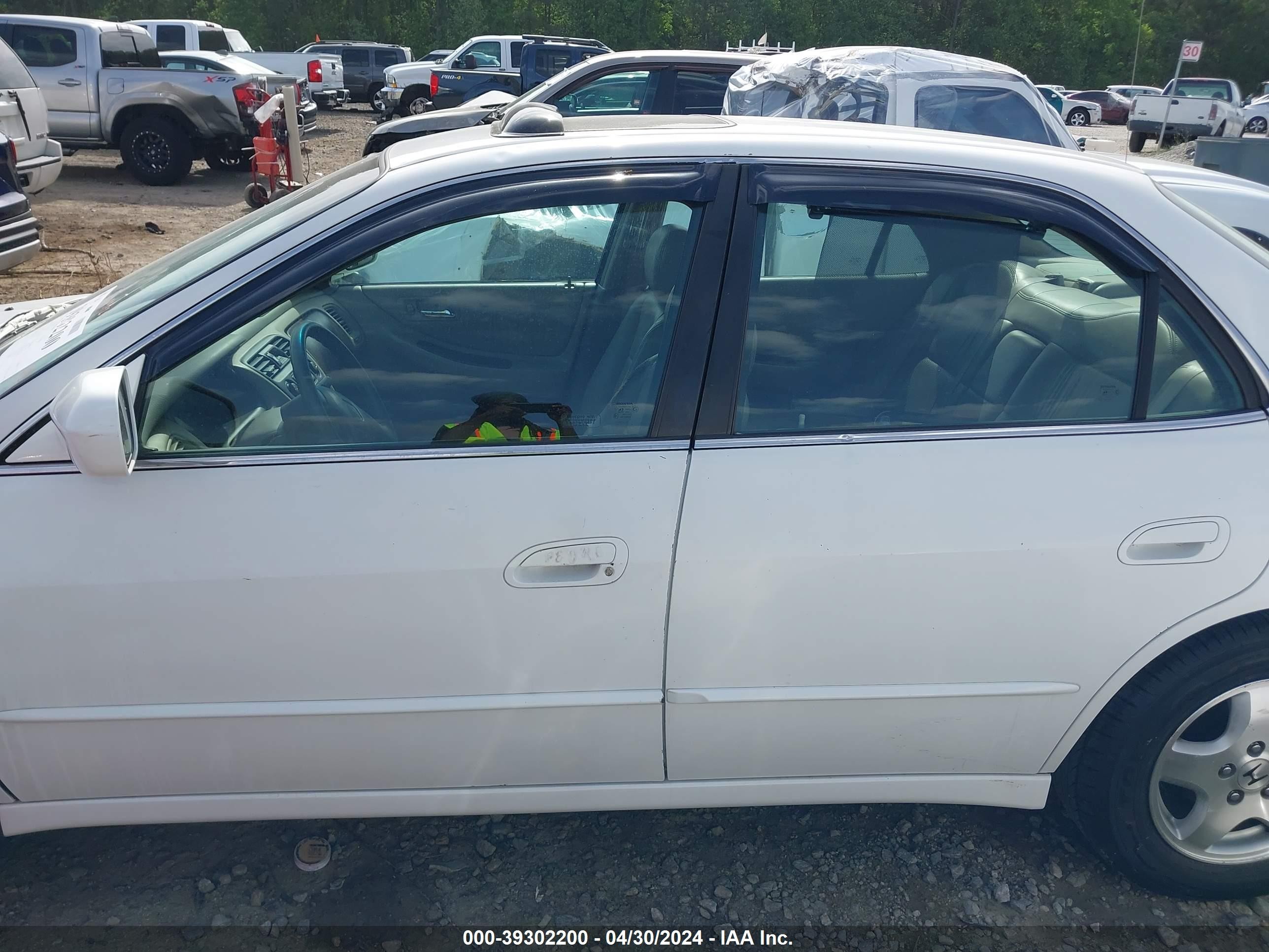 Photo 13 VIN: 1HGCG1658YA001860 - HONDA ACCORD 