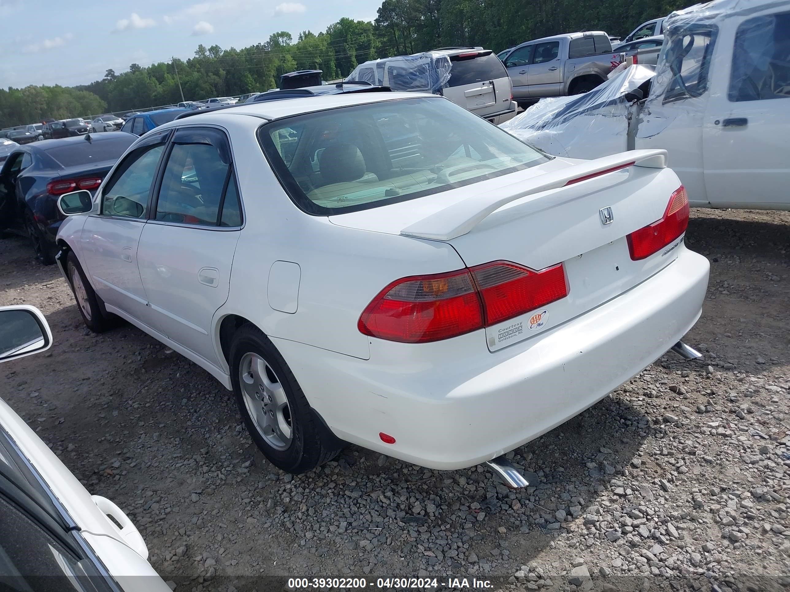 Photo 2 VIN: 1HGCG1658YA001860 - HONDA ACCORD 