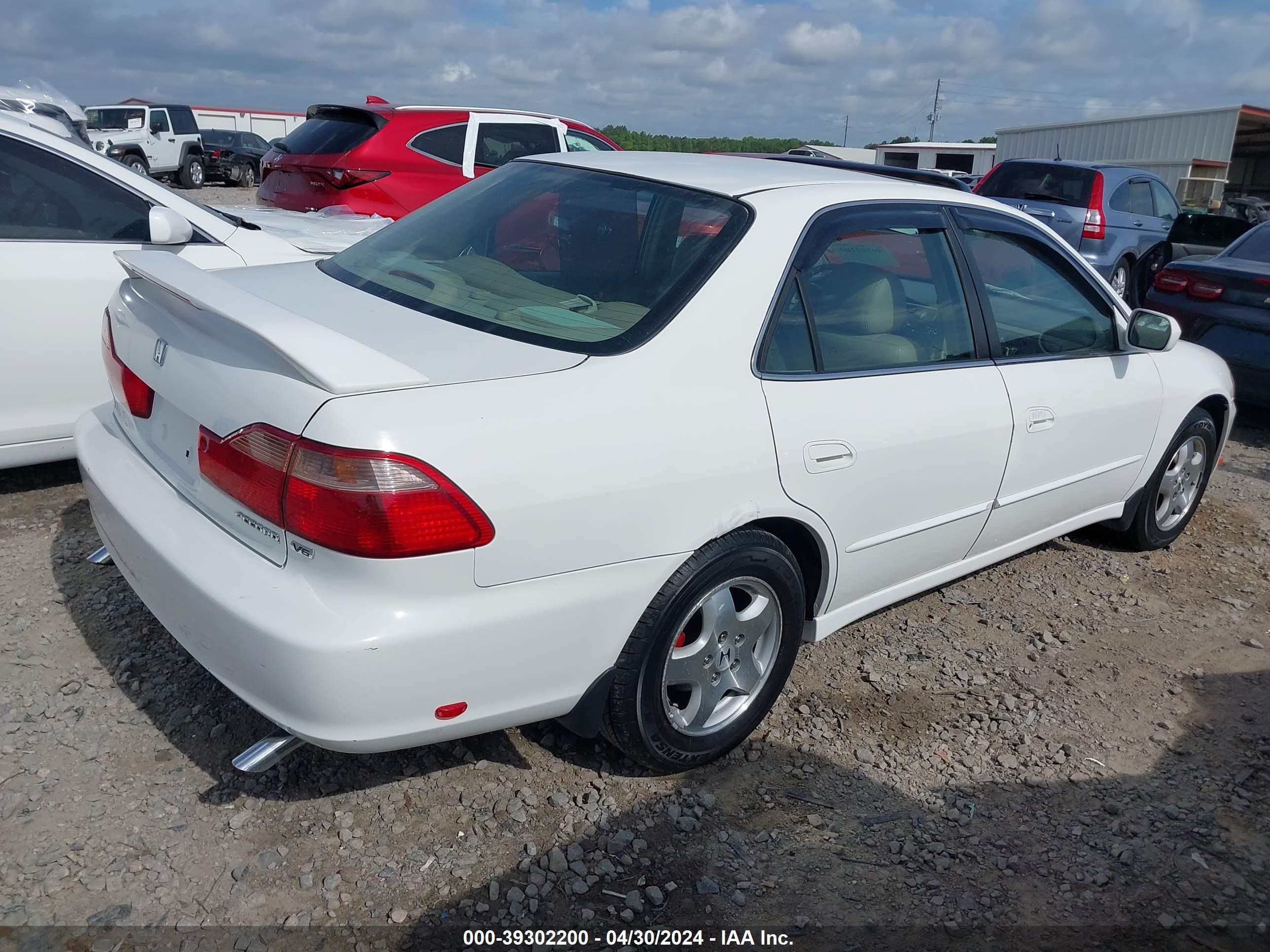 Photo 3 VIN: 1HGCG1658YA001860 - HONDA ACCORD 