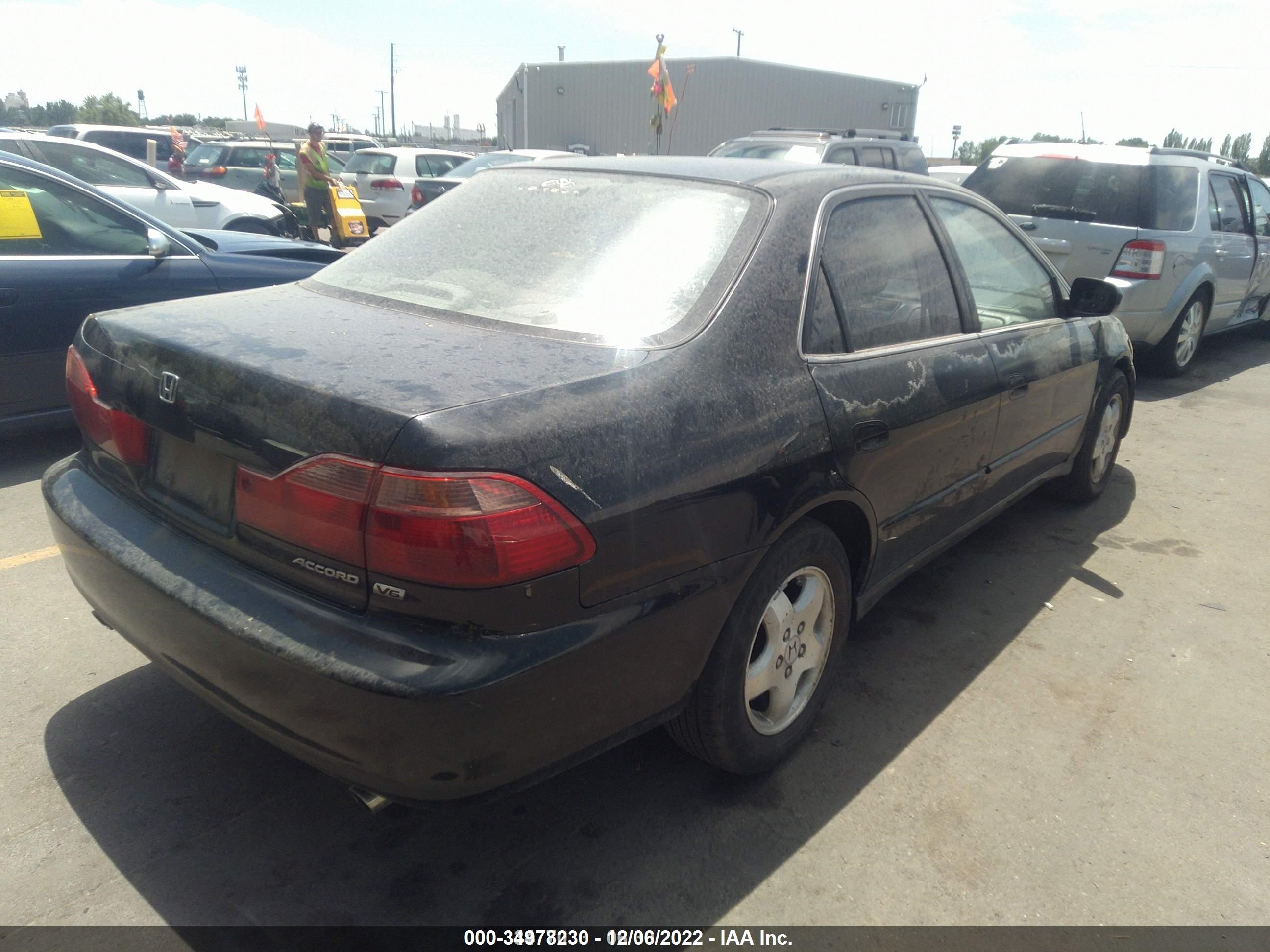 Photo 3 VIN: 1HGCG1658YA026581 - HONDA ACCORD 