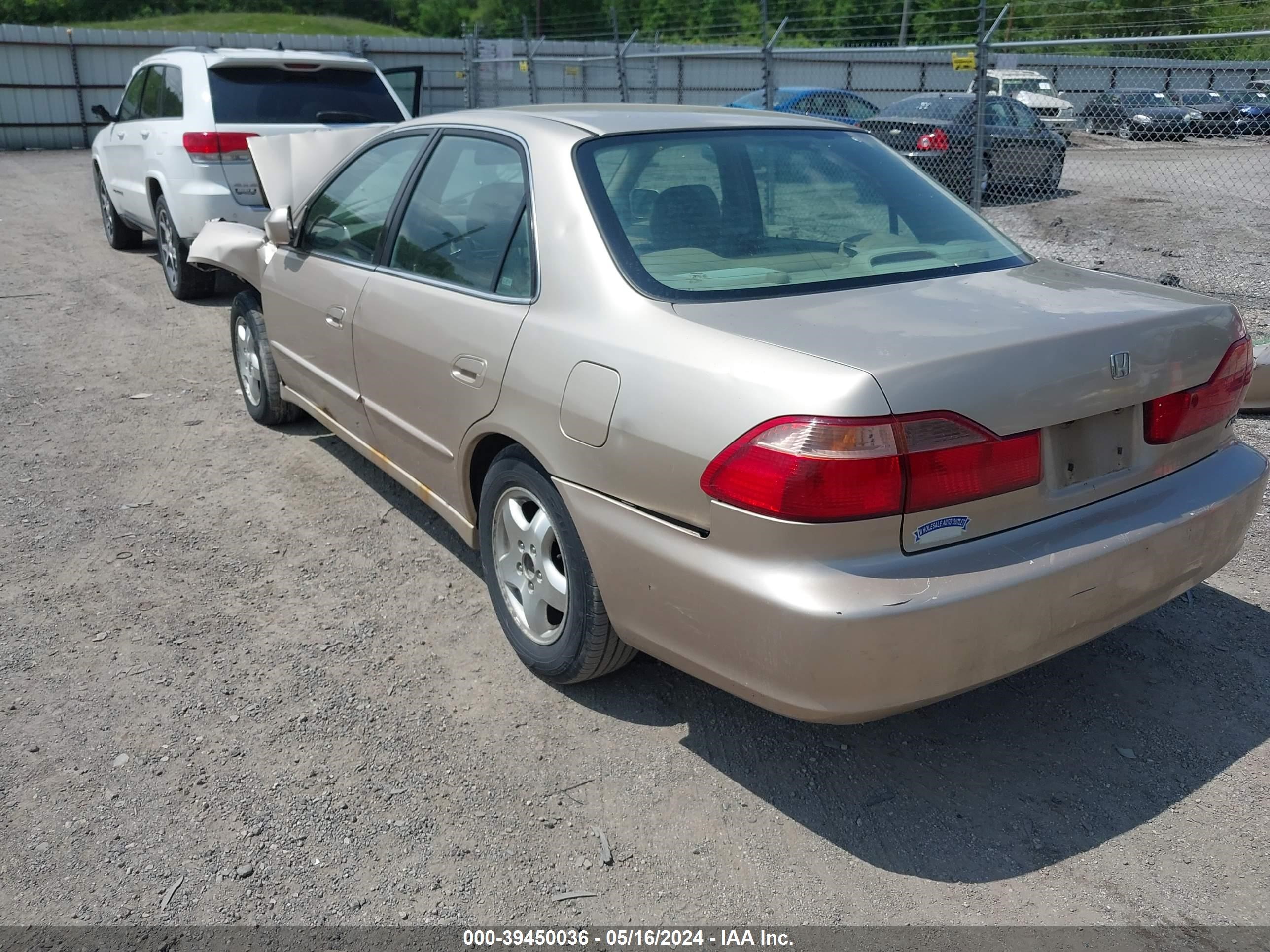 Photo 2 VIN: 1HGCG1658YA047897 - HONDA ACCORD 