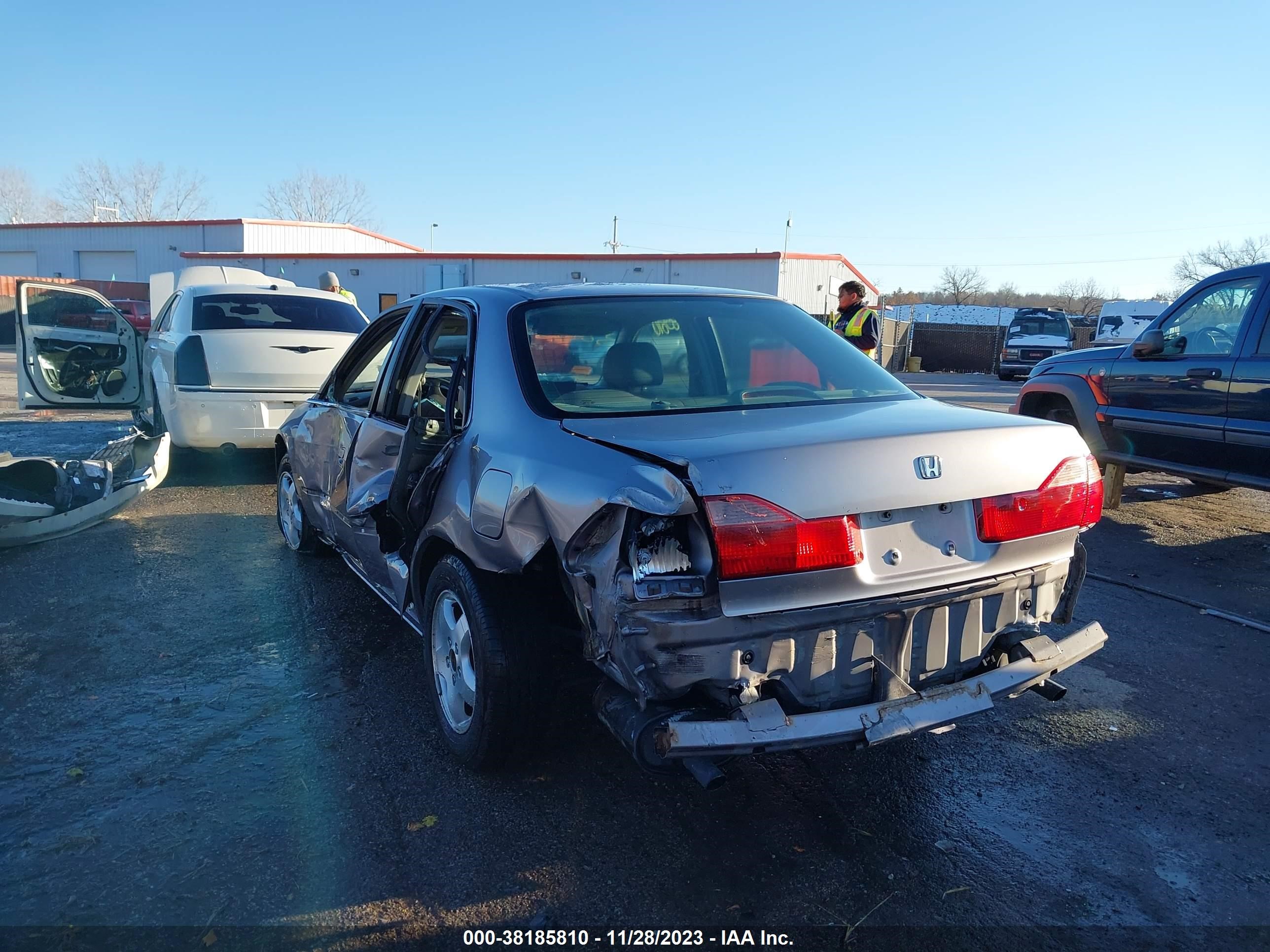 Photo 2 VIN: 1HGCG1658YA067356 - HONDA ACCORD 