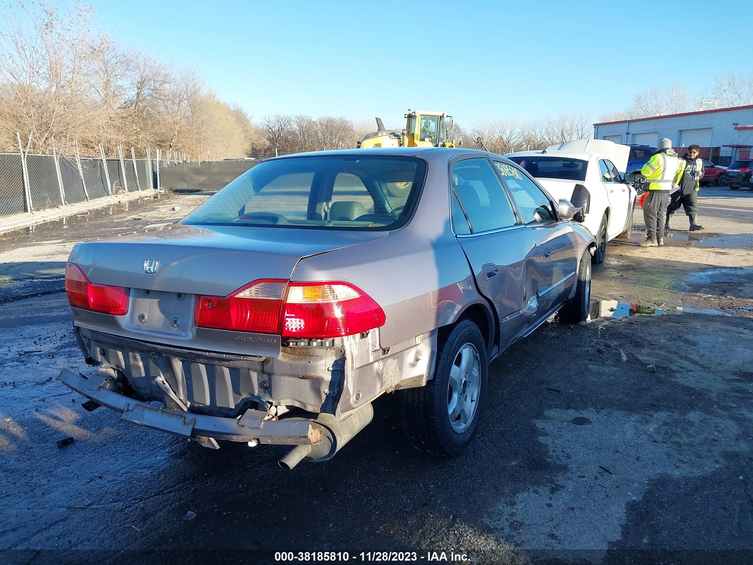 Photo 3 VIN: 1HGCG1658YA067356 - HONDA ACCORD 