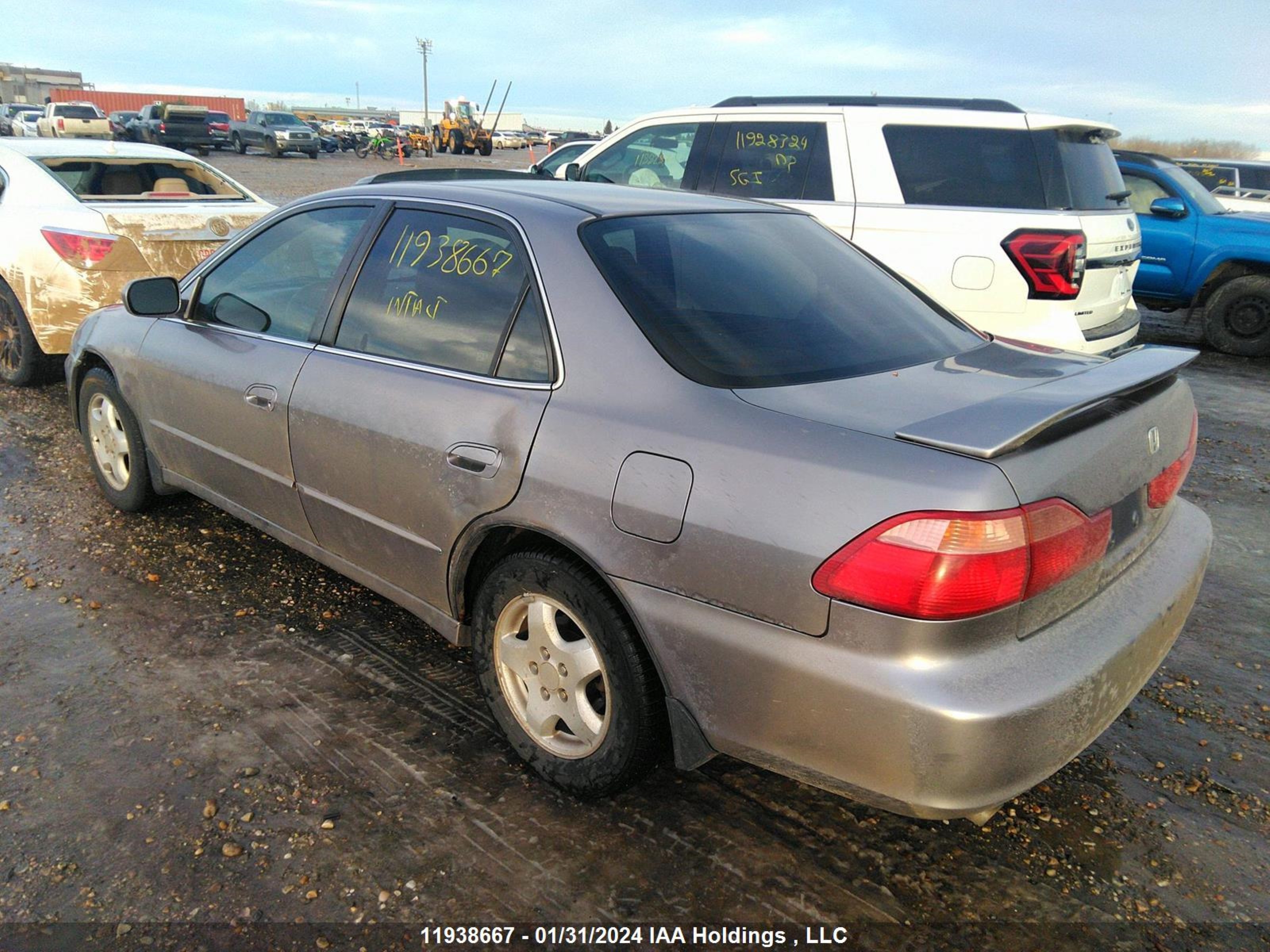 Photo 2 VIN: 1HGCG1658YA802918 - HONDA ACCORD 